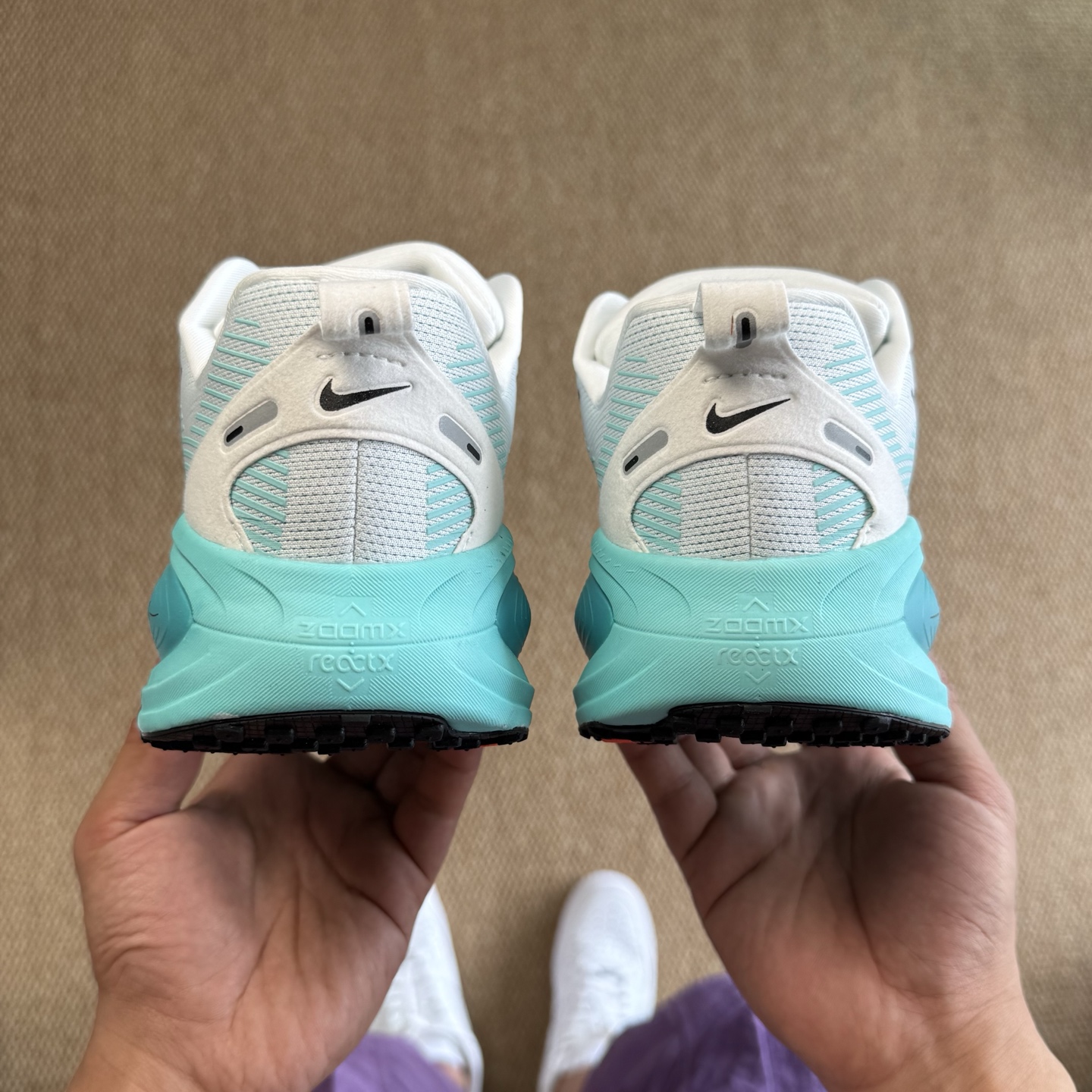  
Nike Vomero 18 马拉松跑鞋 第6色：绿灰色
做工细节 材料质感吊打同系列
货号：HM6