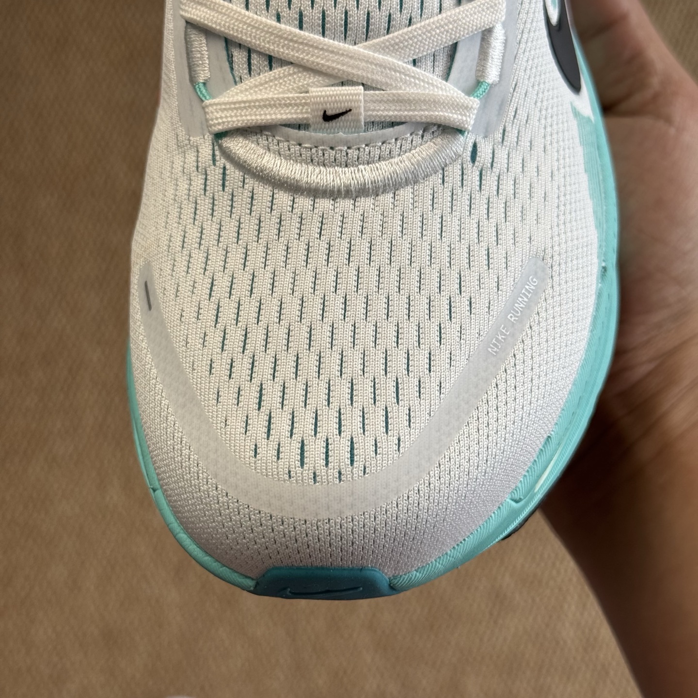  
Nike Vomero 18 马拉松跑鞋 第6色：绿灰色
做工细节 材料质感吊打同系列
货号：HM6