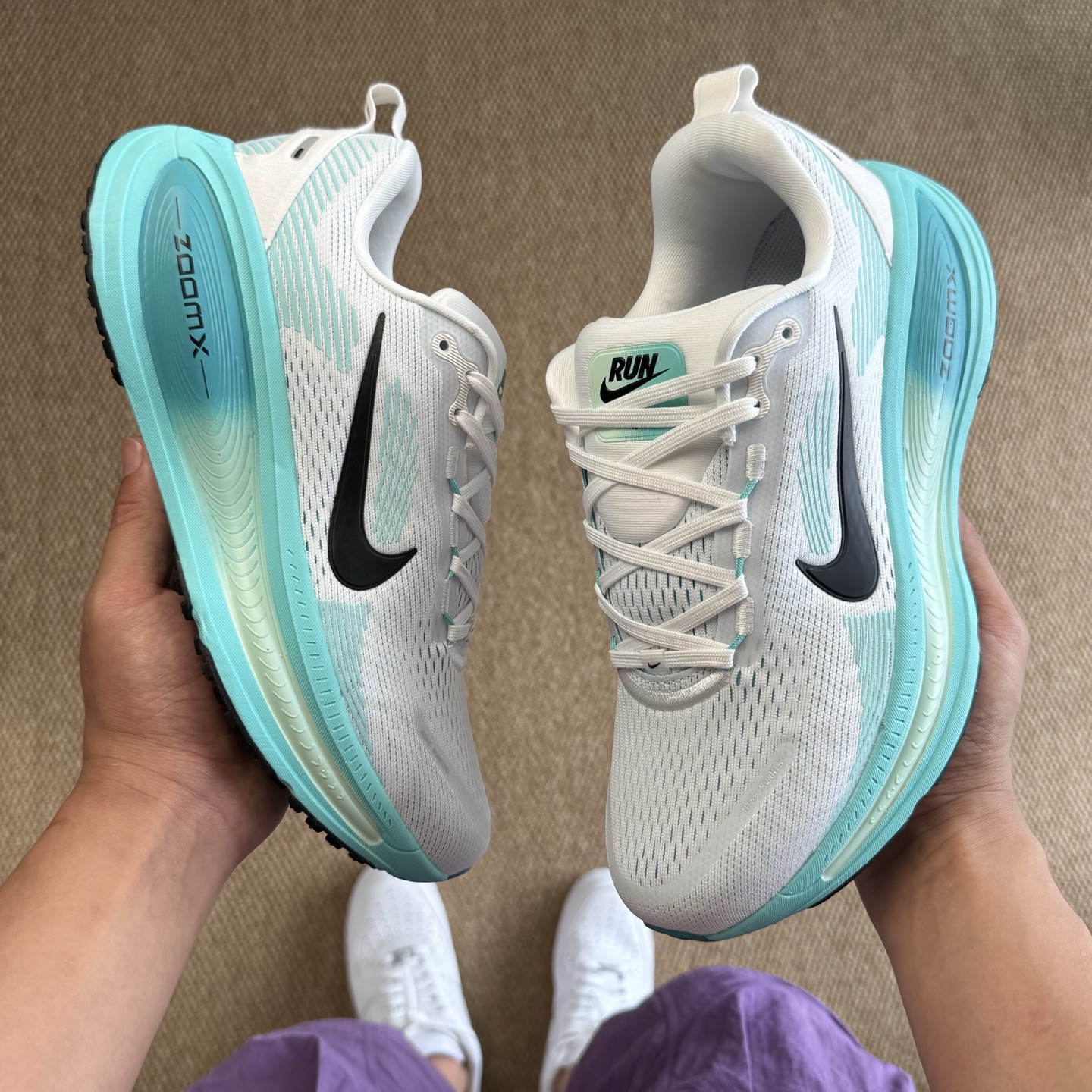  
Nike Vomero 18 马拉松跑鞋 第6色：绿灰色
做工细节 材料质感吊打同系列
货号：HM6