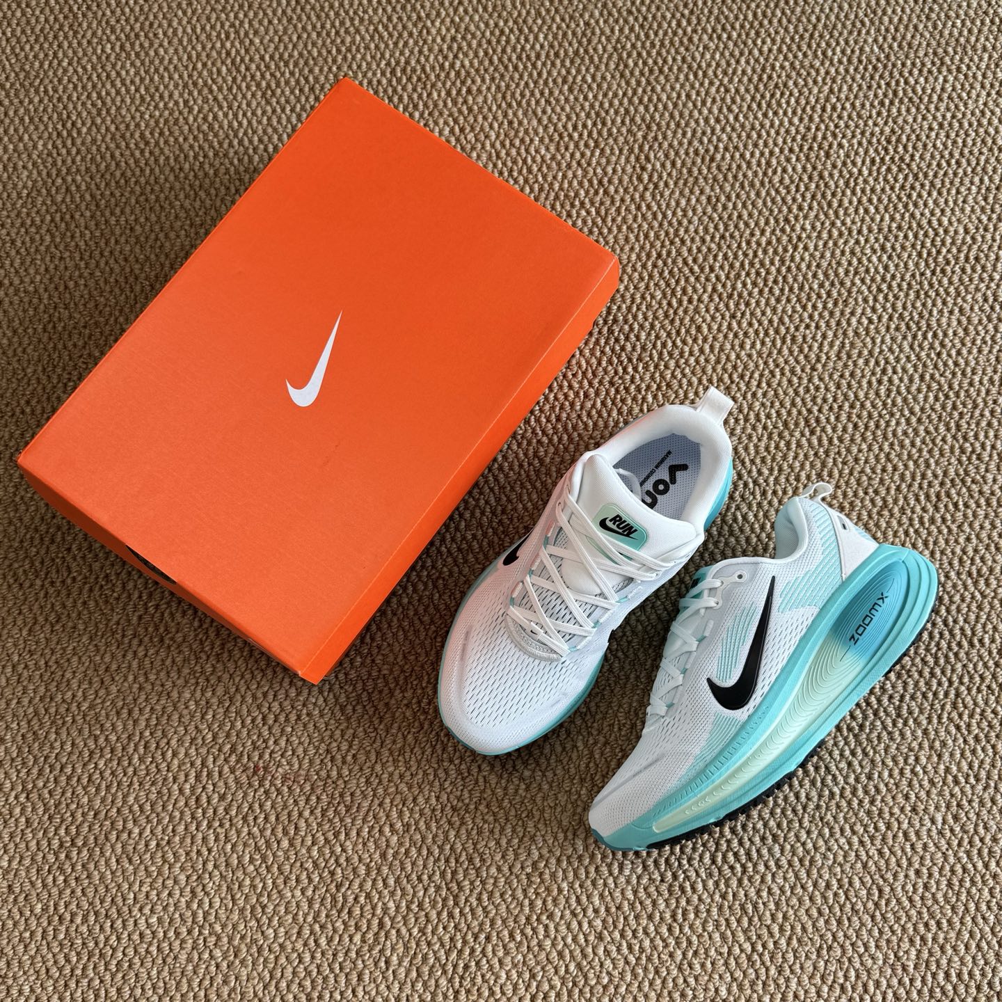  
Nike Vomero 18 马拉松跑鞋 第6色：绿灰色
做工细节 材料质感吊打同系列
货号：HM6