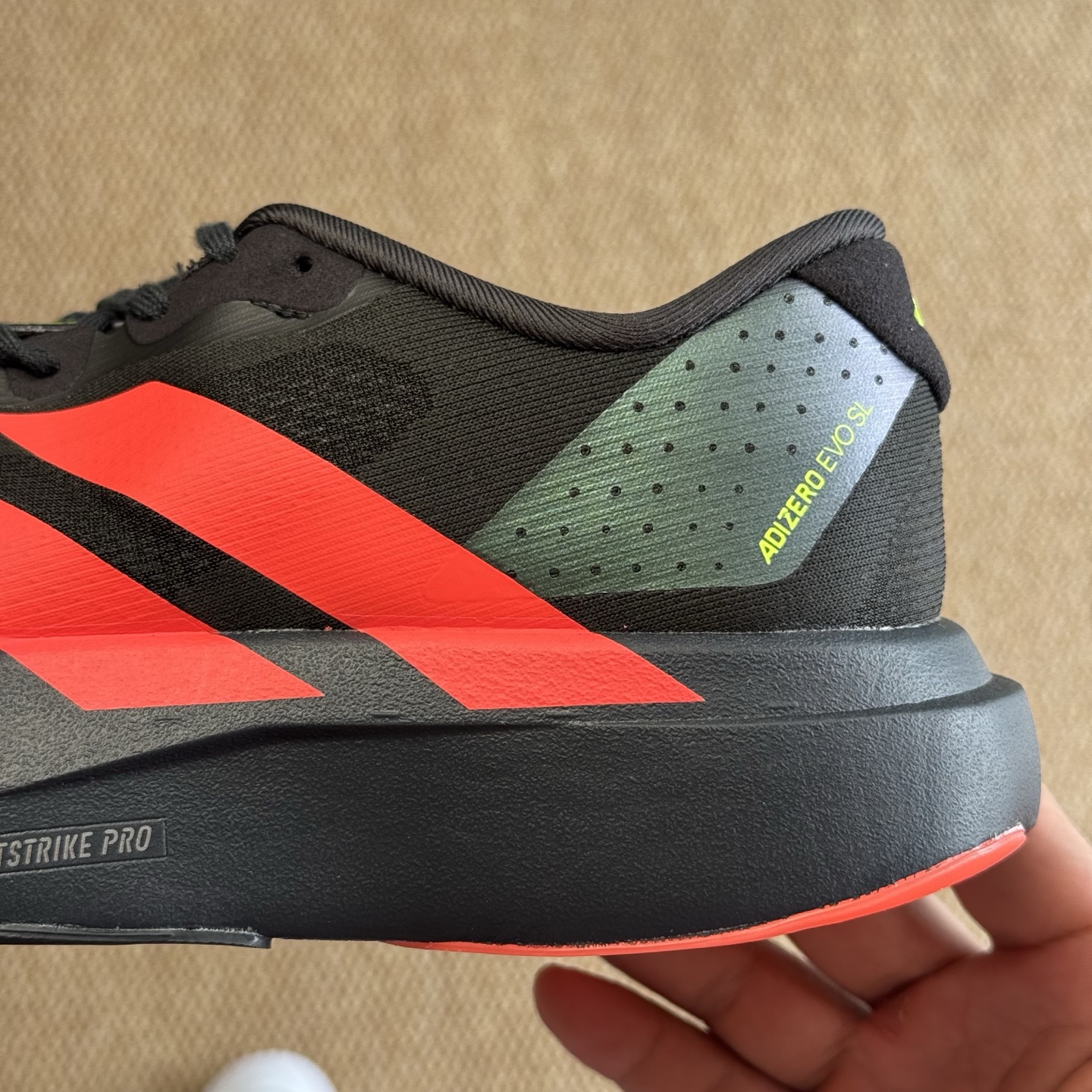 💰200 核心价格表私
AD Adizero Evo SL 阿迪达斯马拉松跑步鞋
Q弹缓震跑鞋新体验！第10色:黑红
货号：JR3414 尺码：39-45