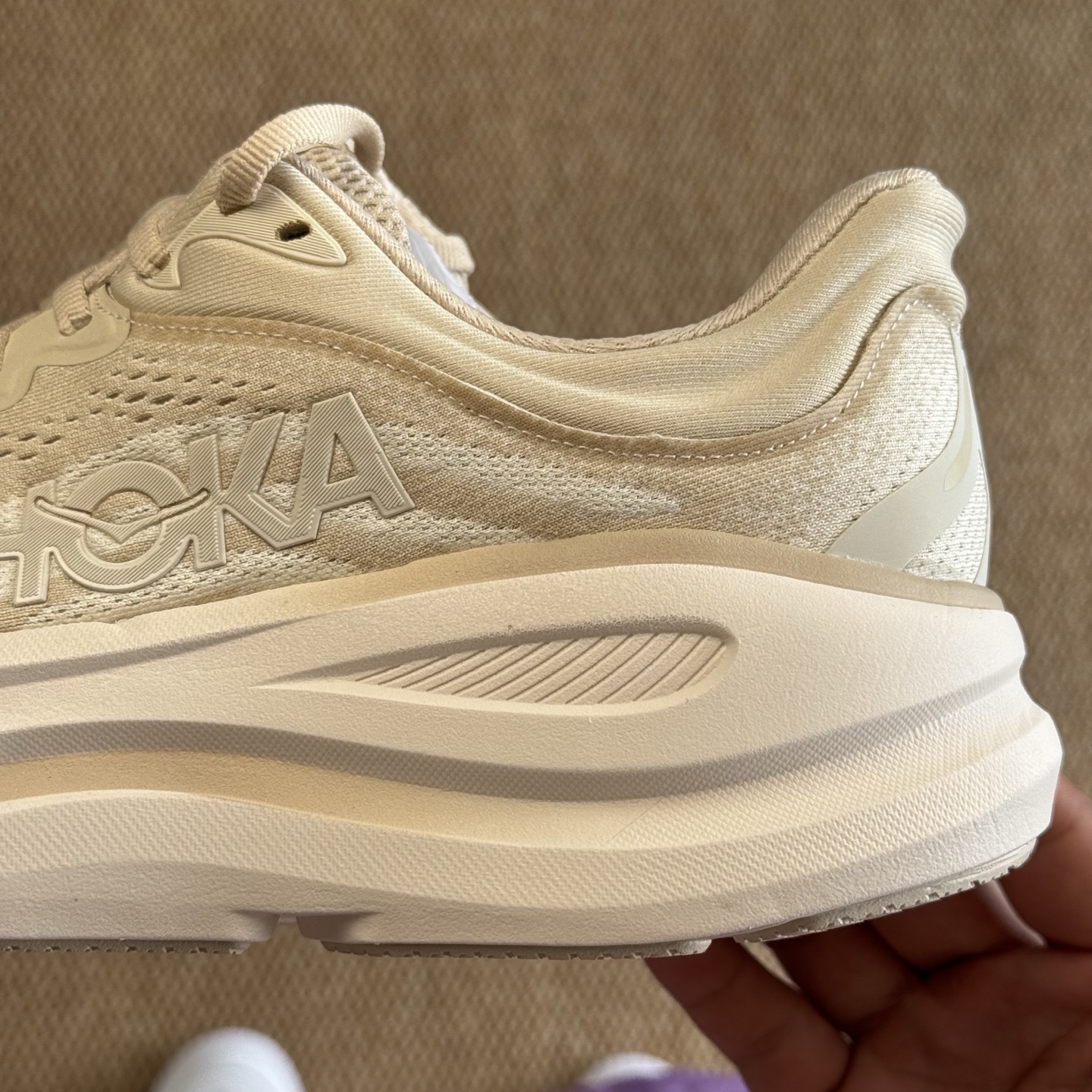 
HOKA ONE ONE Bondi 9 邦迪九代跑步鞋
第6色米色 货号：/OLTM   尺码：36