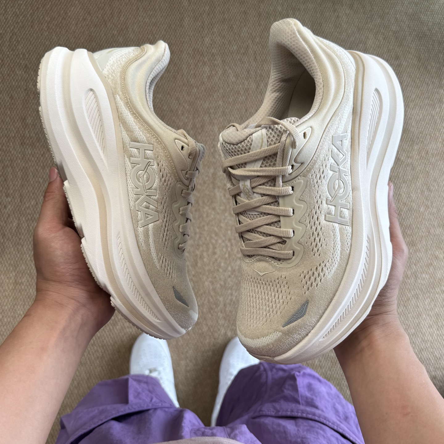 
HOKA ONE ONE Bondi 9 邦迪九代跑步鞋
第6色米色 货号：/OLTM   尺码：36