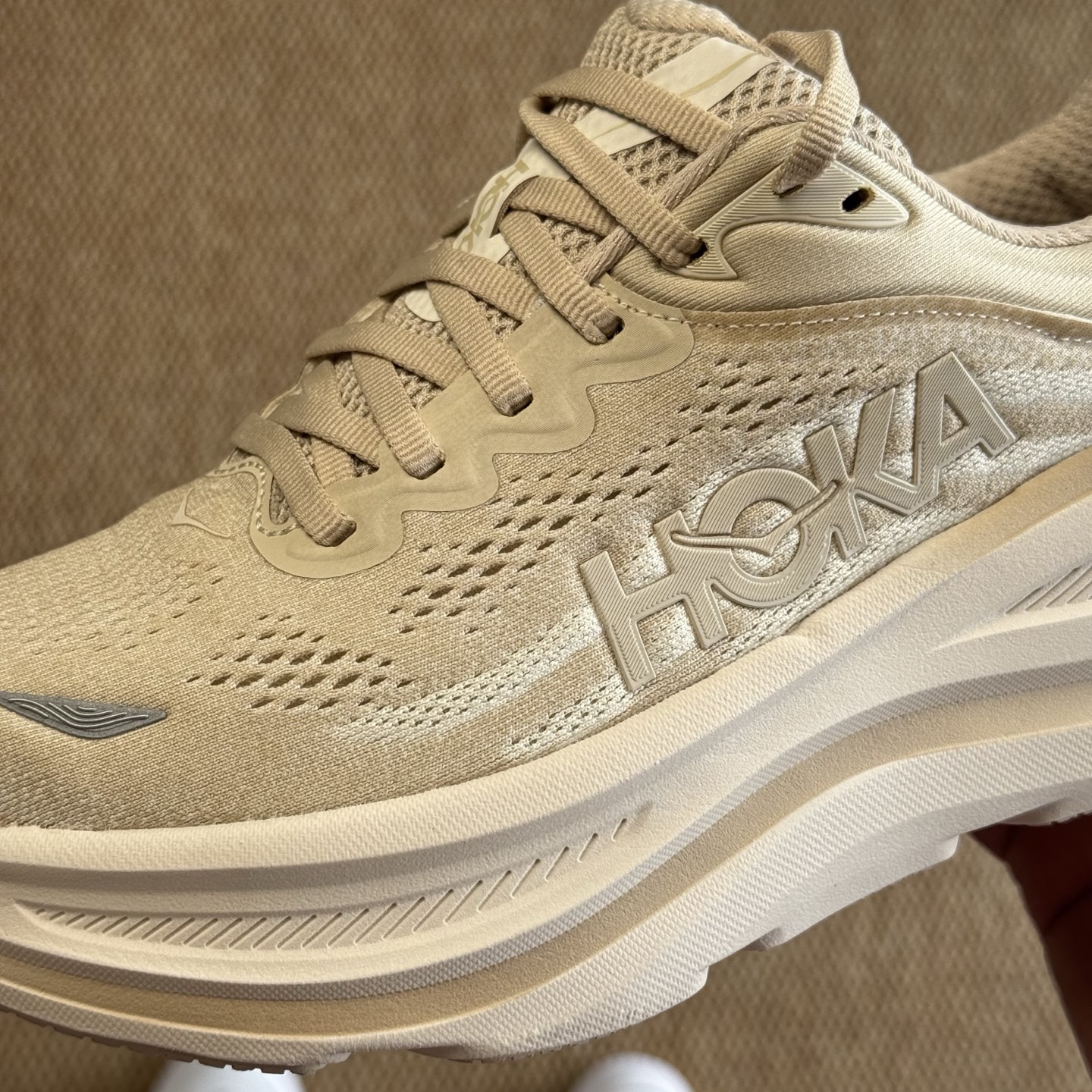 
HOKA ONE ONE Bondi 9 邦迪九代跑步鞋
第6色米色 货号：/OLTM   尺码：36