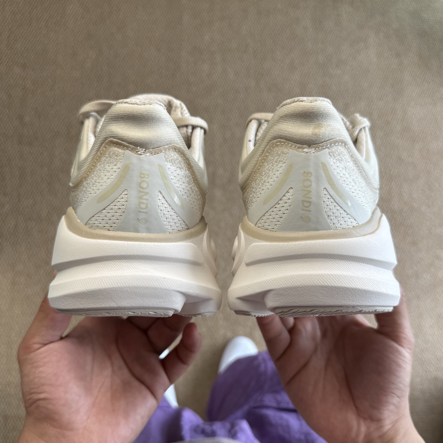 
HOKA ONE ONE Bondi 9 邦迪九代跑步鞋
第6色米色 货号：/OLTM   尺码：36