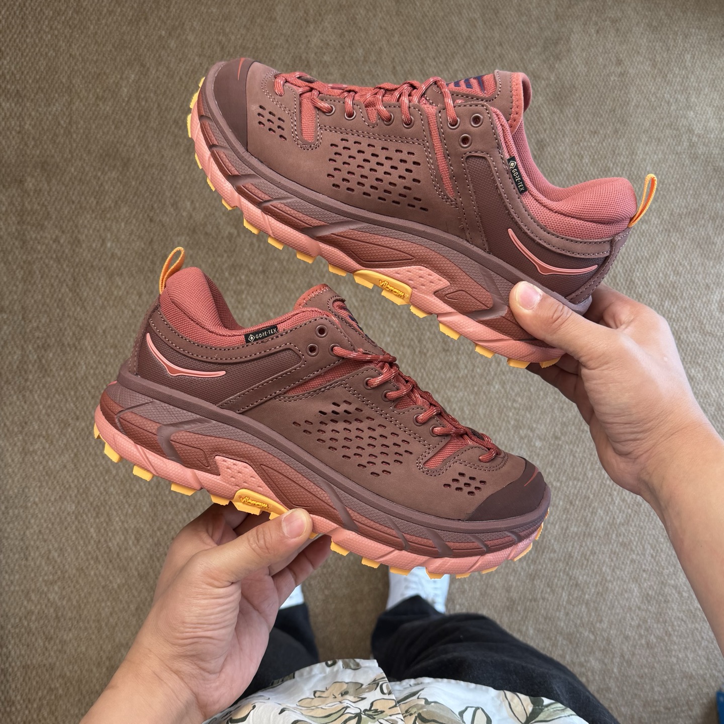 
纯原Hoka ULTRA托亚 第12色火辣红
越野跑登山鞋🥾 GORE-TEX真正全防水，下雨涉水无压