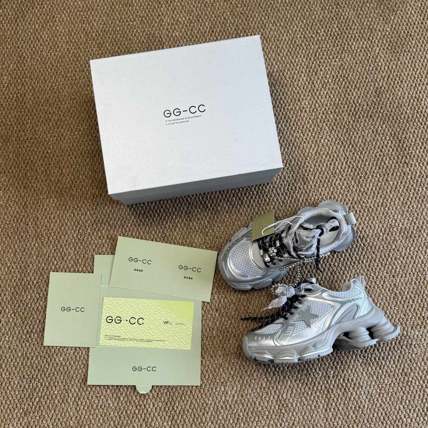  
GG-CC 机能厚底休闲鞋 做旧老爹鞋 气柱
广东大厂出品 时髦look轻松定格 
不费力展现率性氛