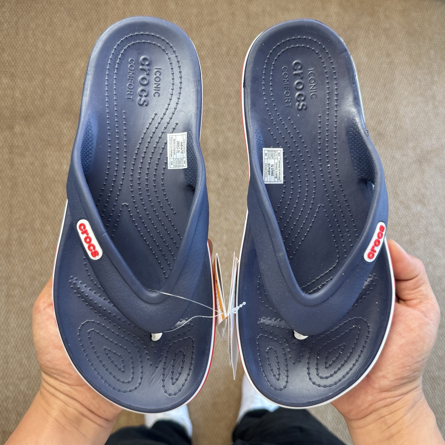  
Crocs卡骆驰 Crocband 贝雅 夹脚人字拖鞋🩴
莞产纯原工艺！  5色！   尺码：40-