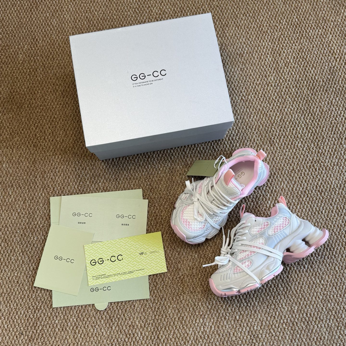 
GG-CC 机能厚底休闲鞋 做旧老爹鞋 气柱
广东大厂出品 时髦look轻松定格 
不费力展现率性氛围