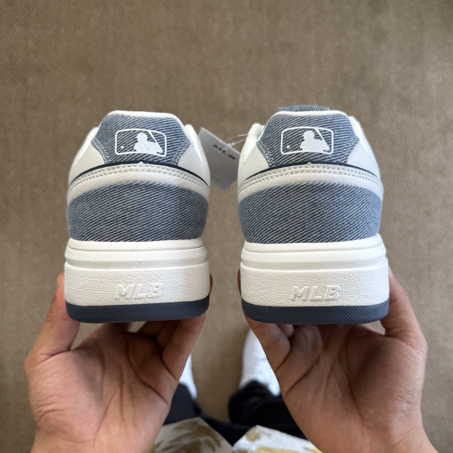 
MLB Chunky Liner 学长鞋 增高厚底板鞋 白青色
代工厂背景，市面最强品质无对手！
区分