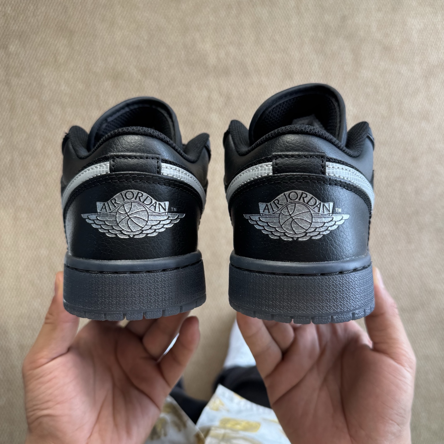 
过验版AJ1Low低帮：黑银水晶底
市售最强低帮 天花板品质！
市面唯一正确版本 全鞋正品原材料 
H