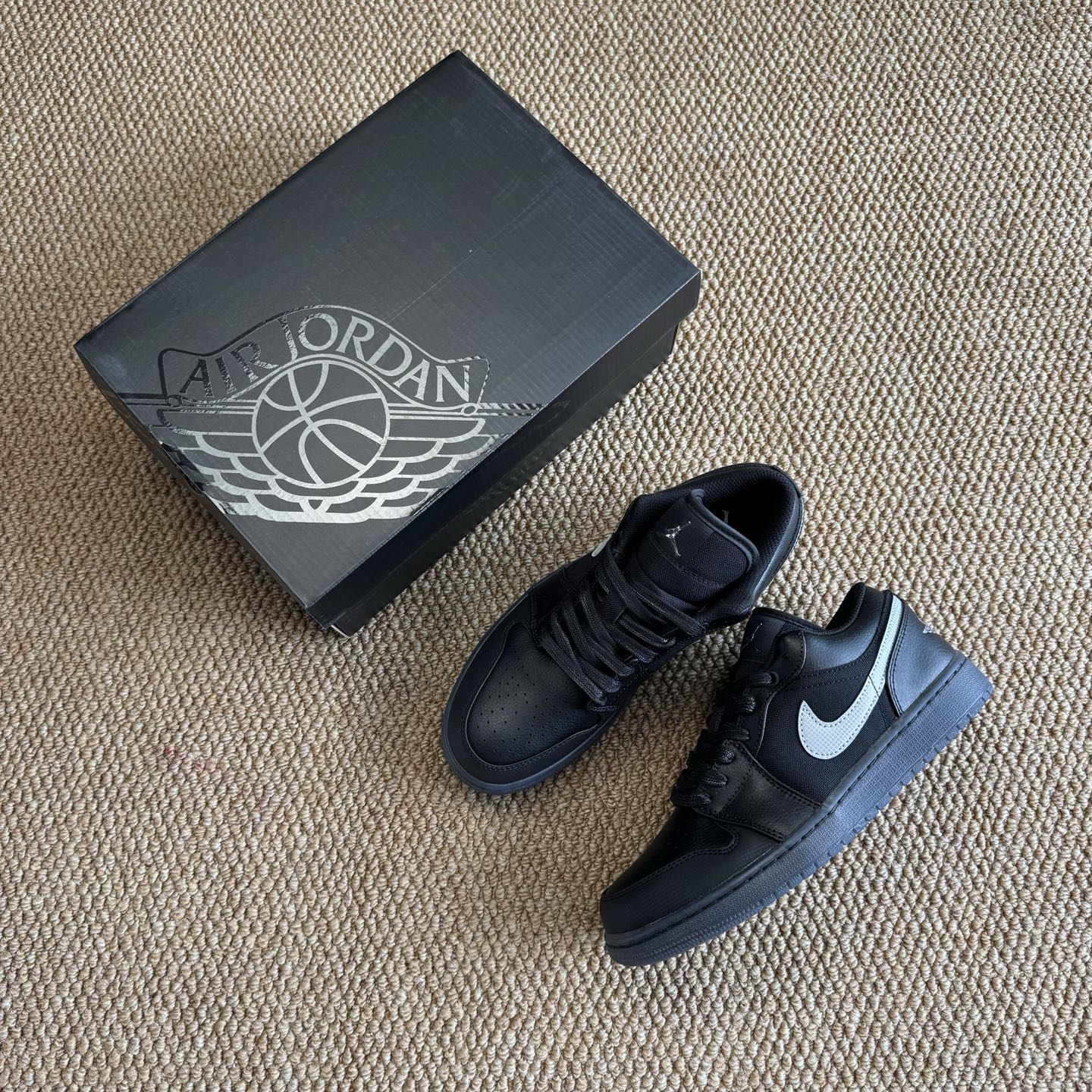 
过验版AJ1Low低帮：黑银水晶底
市售最强低帮 天花板品质！
市面唯一正确版本 全鞋正品原材料 
H