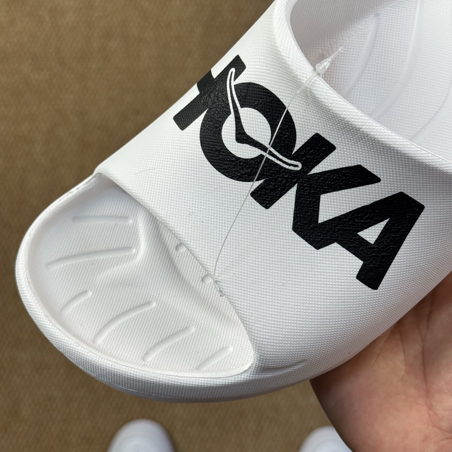  
HOKA ONE ONE 一字拖鞋3色
莞产裸包，品质极品无毛边！
尺码35-45