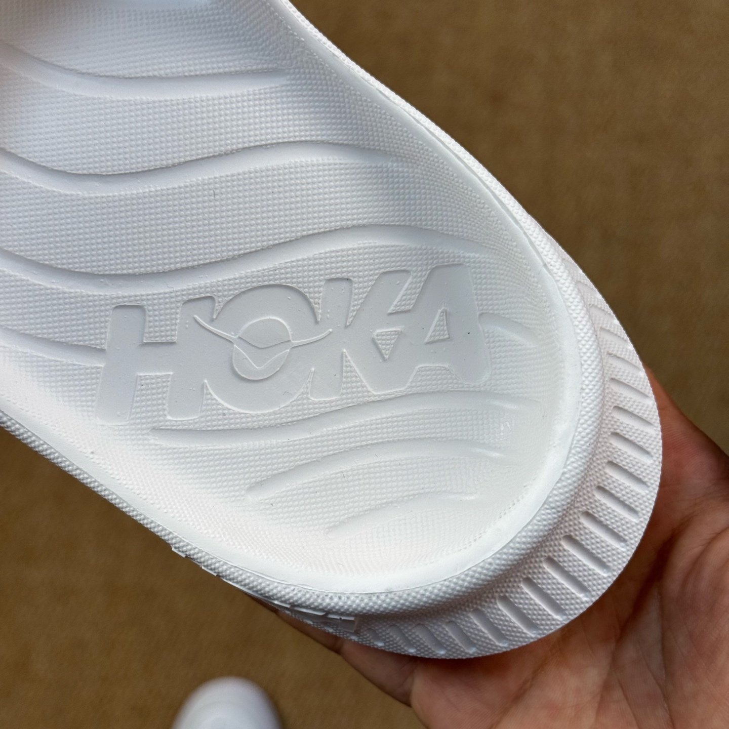  
HOKA ONE ONE 一字拖鞋3色
莞产裸包，品质极品无毛边！
尺码35-45