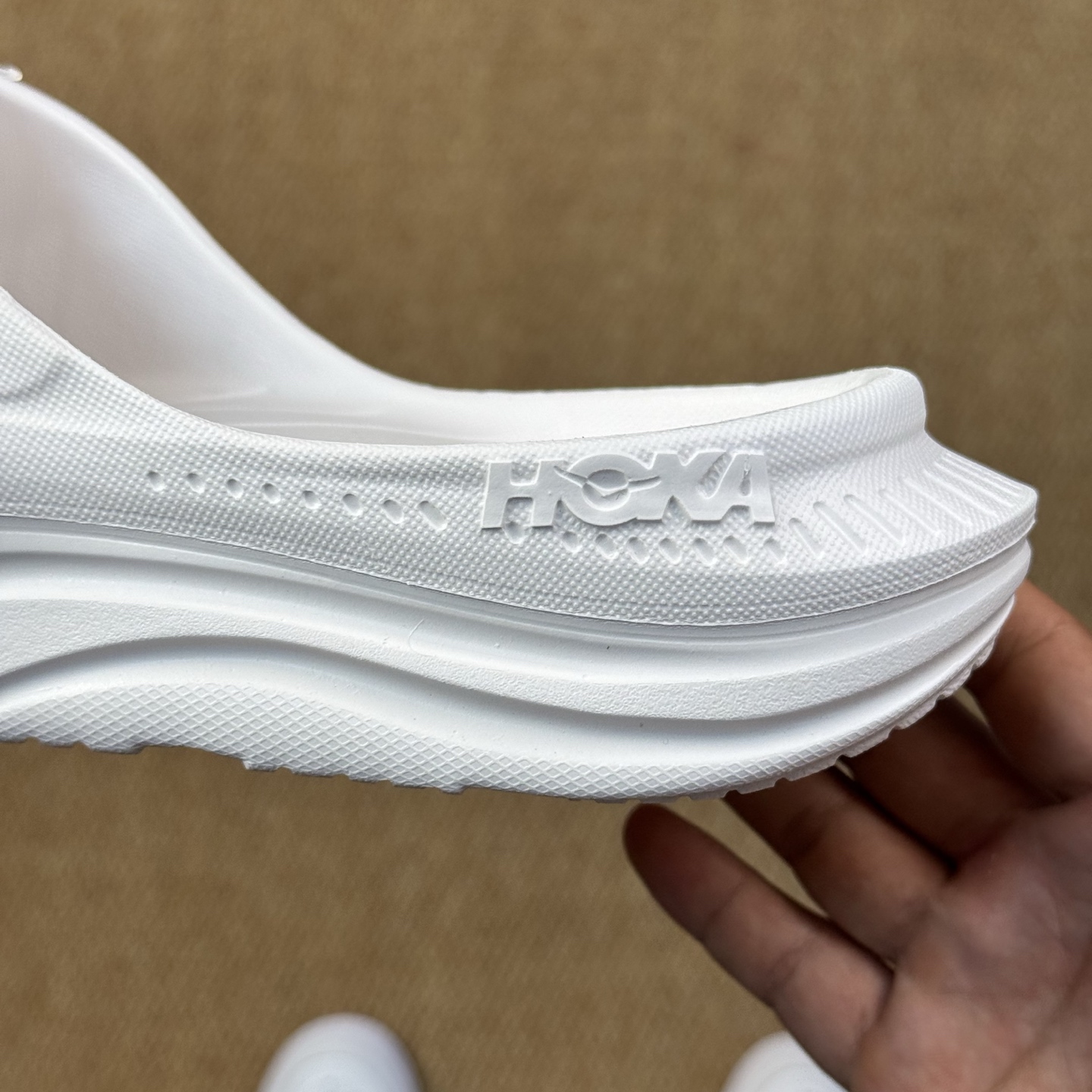  
HOKA ONE ONE 一字拖鞋3色
莞产裸包，品质极品无毛边！
尺码35-45
