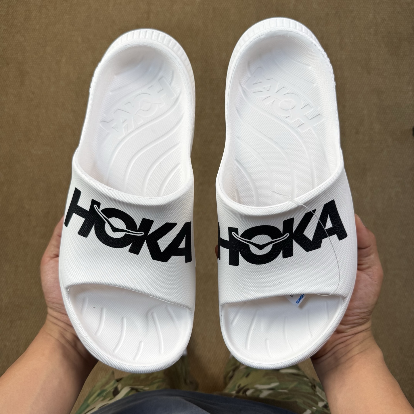 
HOKA ONE ONE 一字拖鞋3色
莞产裸包，品质极品无毛边！
尺码35-45
