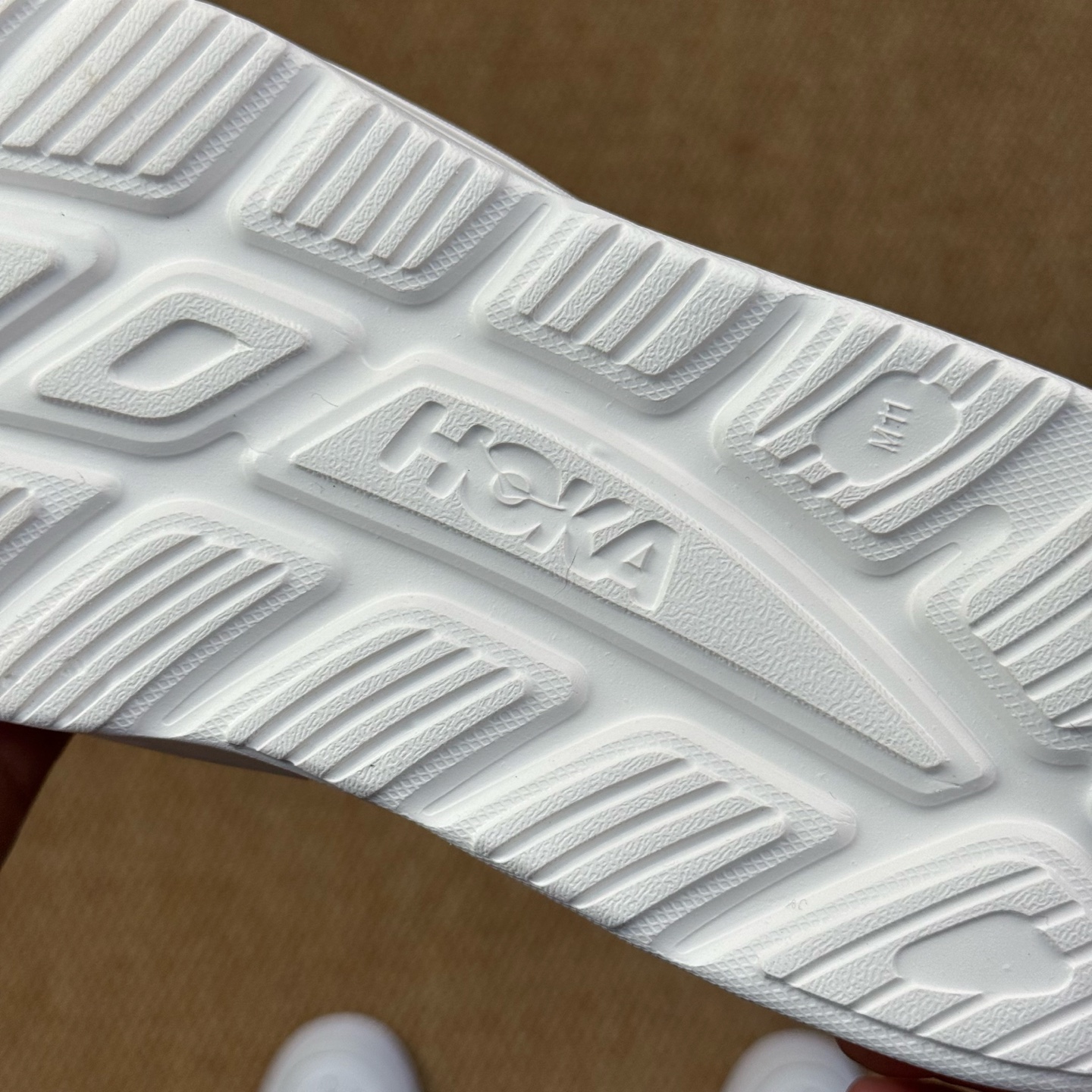  
HOKA ONE ONE 一字拖鞋3色
莞产裸包，品质极品无毛边！
尺码35-45