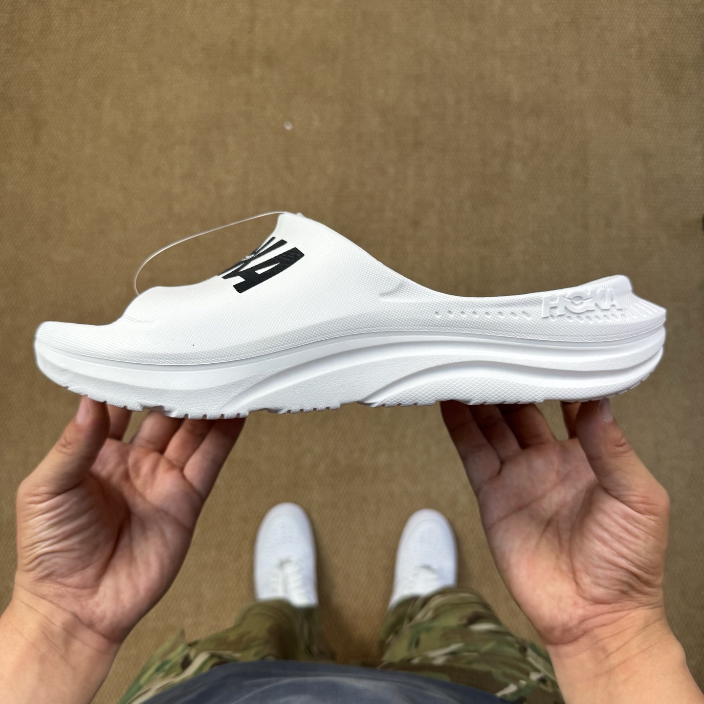  
HOKA ONE ONE 一字拖鞋3色
莞产裸包，品质极品无毛边！
尺码35-45