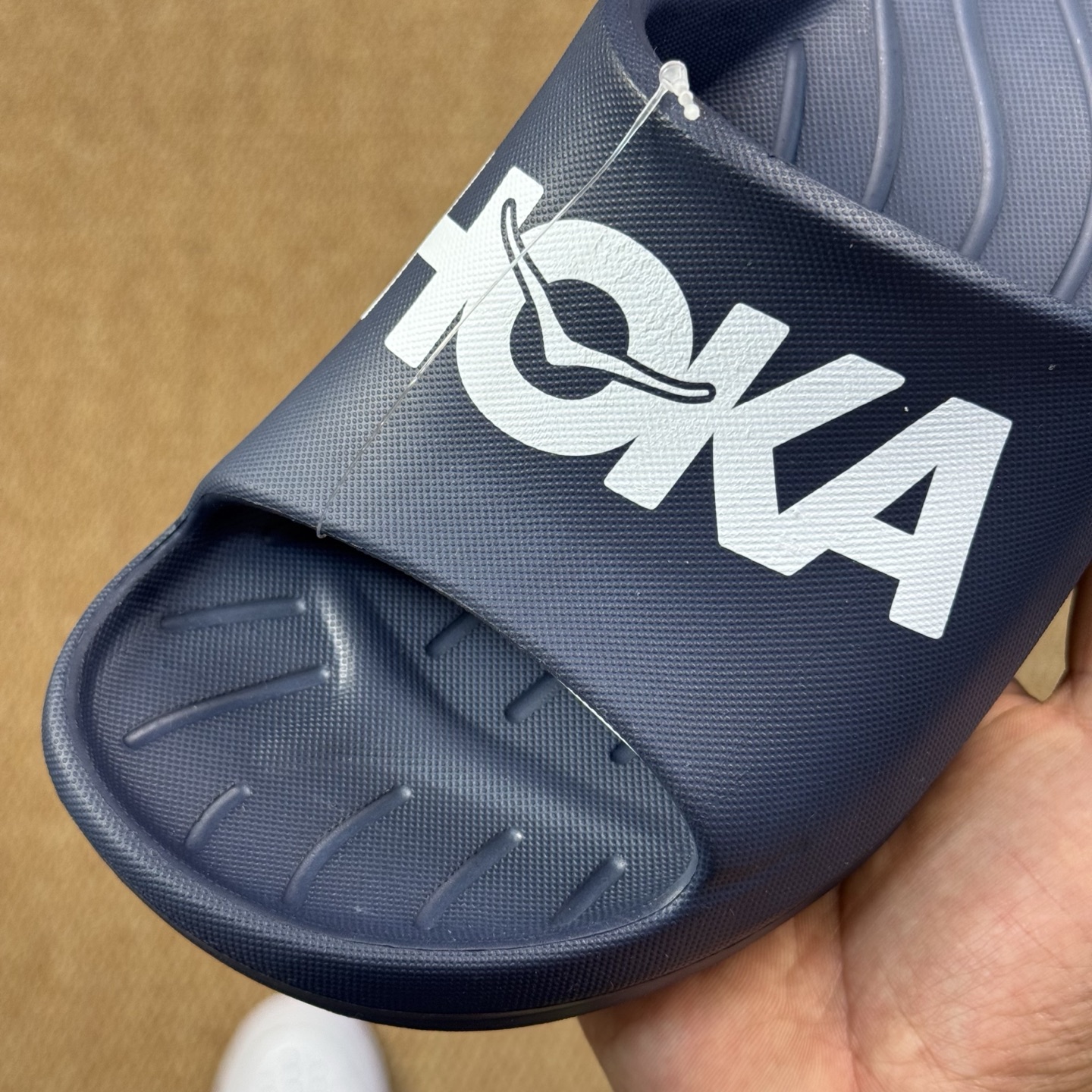  
HOKA ONE ONE 一字拖鞋3色
莞产裸包，品质极品无毛边！
尺码35-45