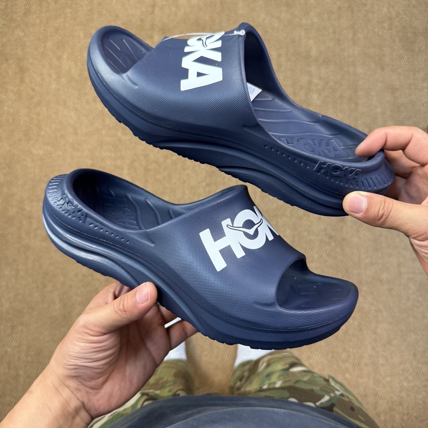  
HOKA ONE ONE 一字拖鞋3色
莞产裸包，品质极品无毛边！
尺码35-45
