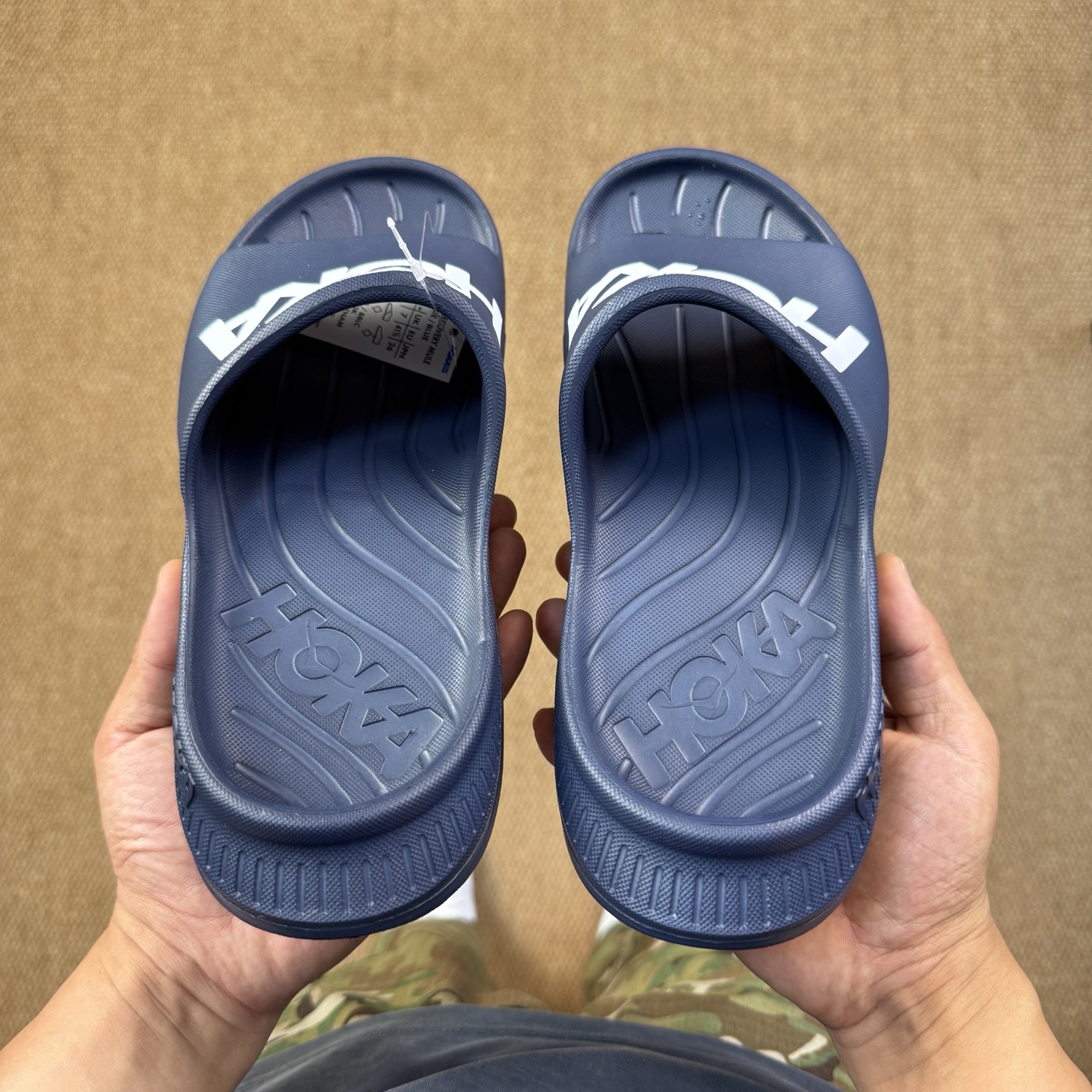  
HOKA ONE ONE 一字拖鞋3色
莞产裸包，品质极品无毛边！
尺码35-45