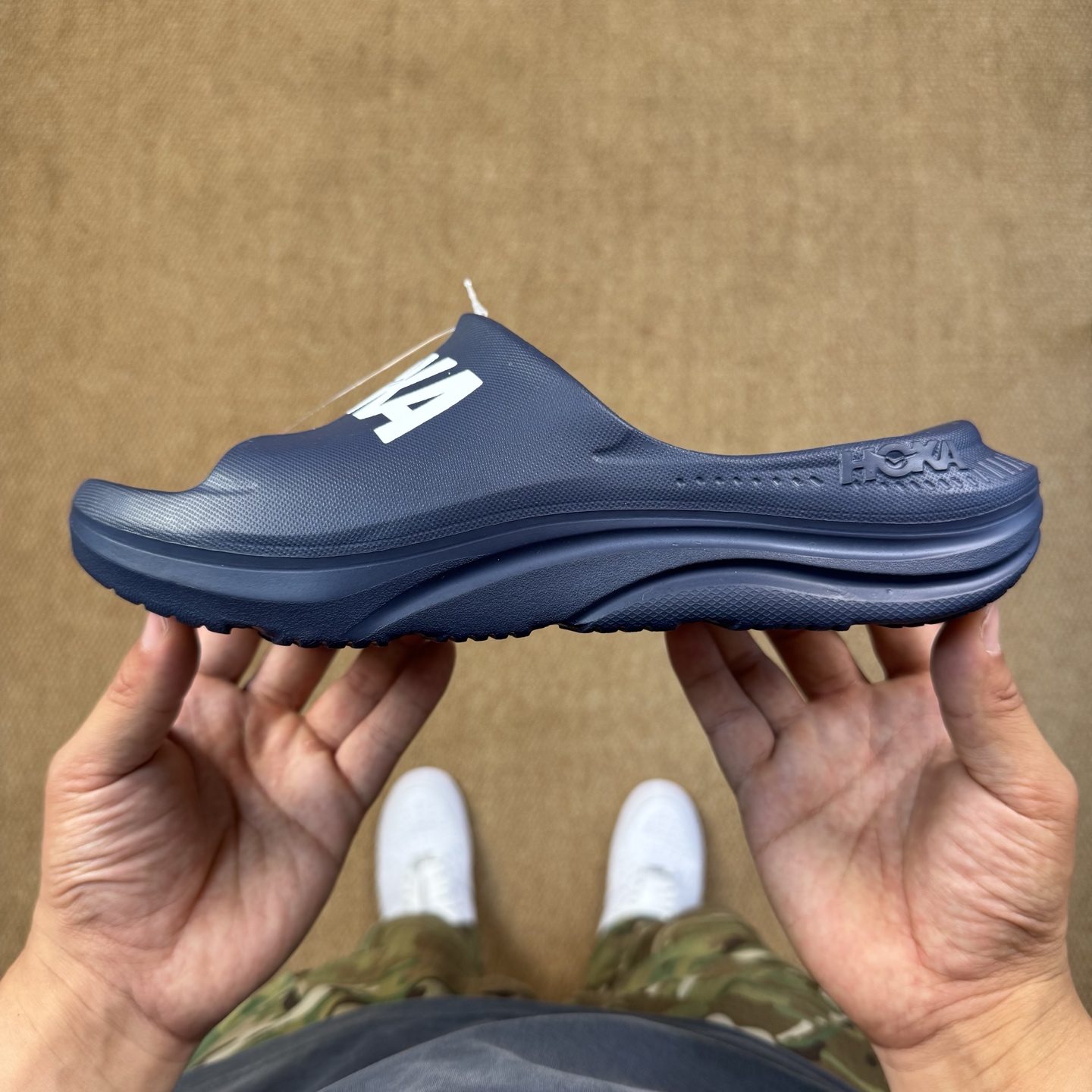  
HOKA ONE ONE 一字拖鞋3色
莞产裸包，品质极品无毛边！
尺码35-45