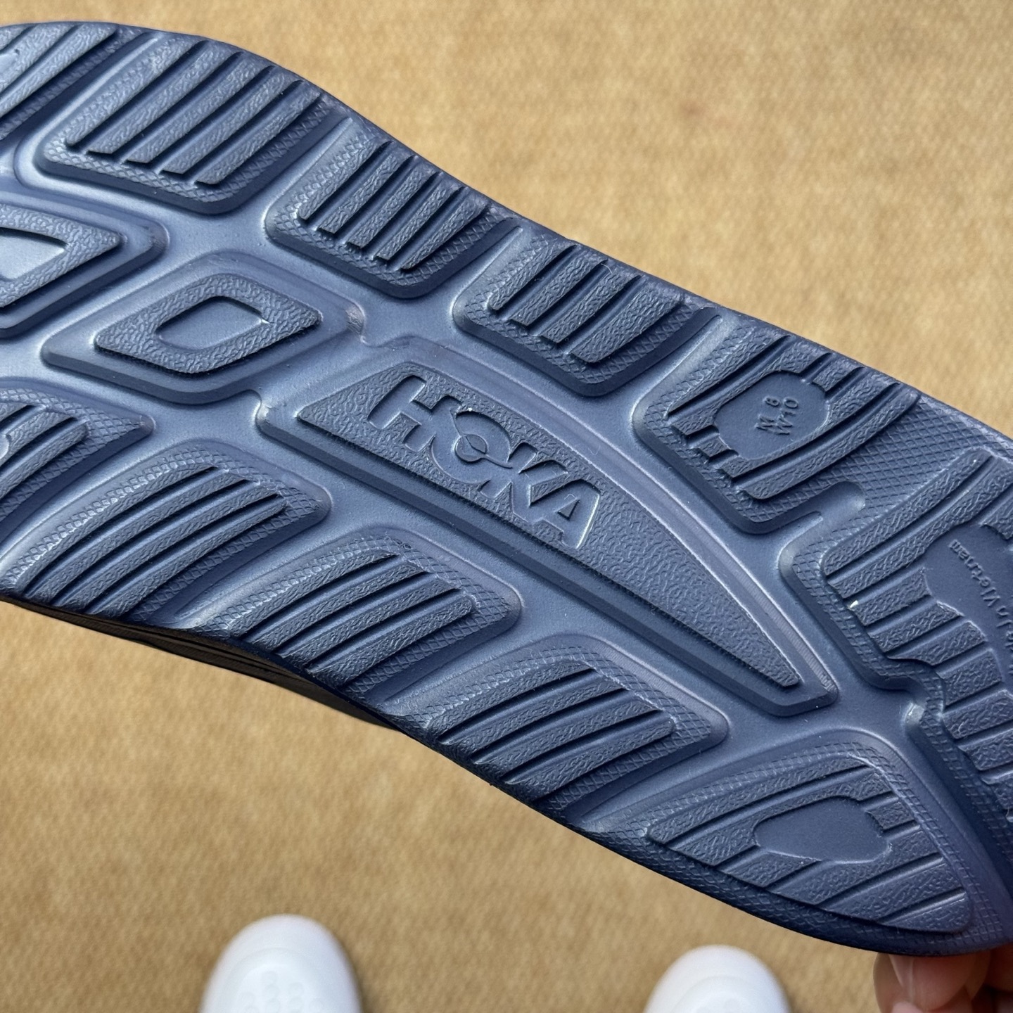  
HOKA ONE ONE 一字拖鞋3色
莞产裸包，品质极品无毛边！
尺码35-45