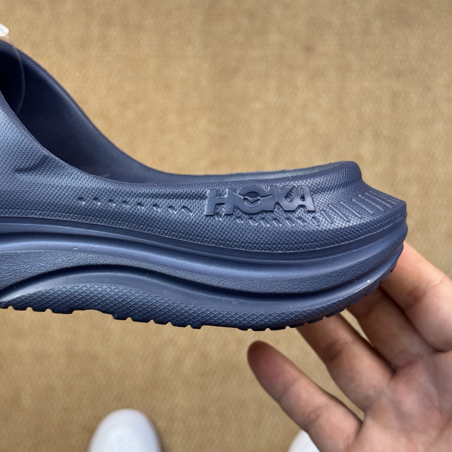  
HOKA ONE ONE 一字拖鞋3色
莞产裸包，品质极品无毛边！
尺码35-45