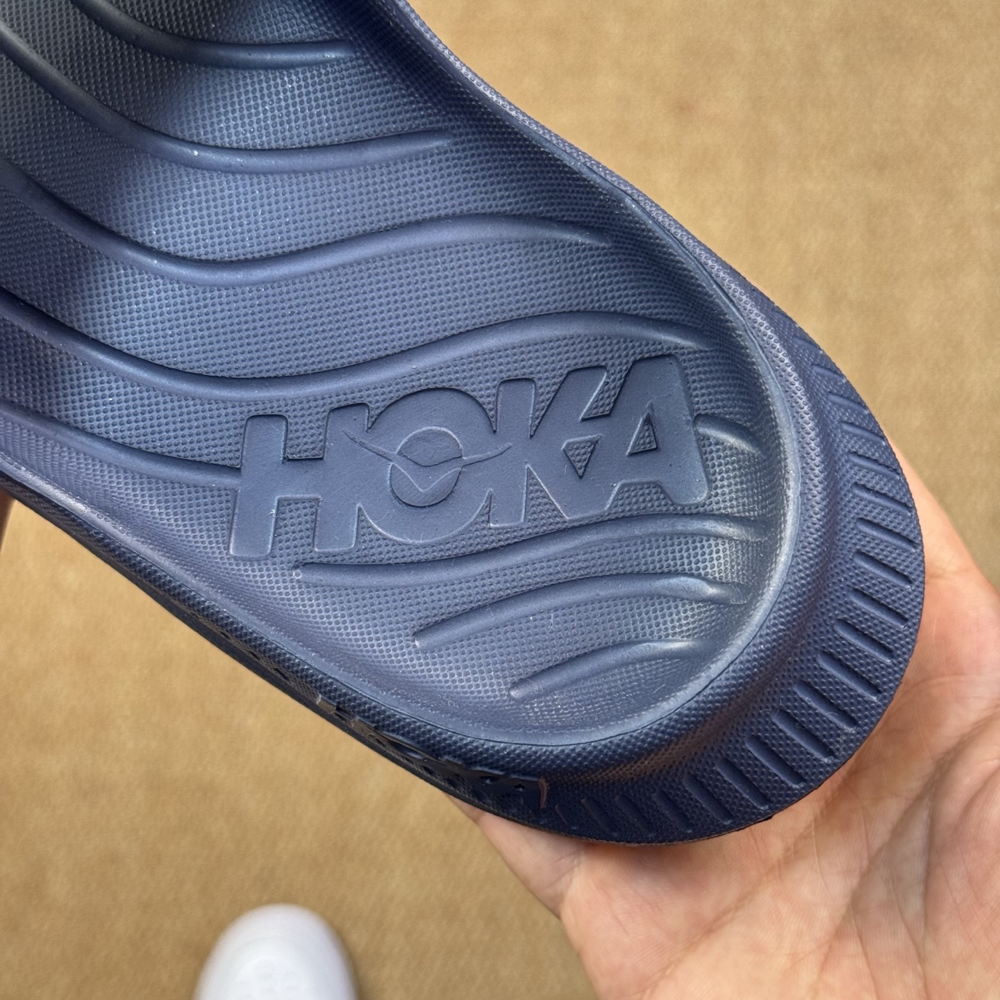  
HOKA ONE ONE 一字拖鞋3色
莞产裸包，品质极品无毛边！
尺码35-45