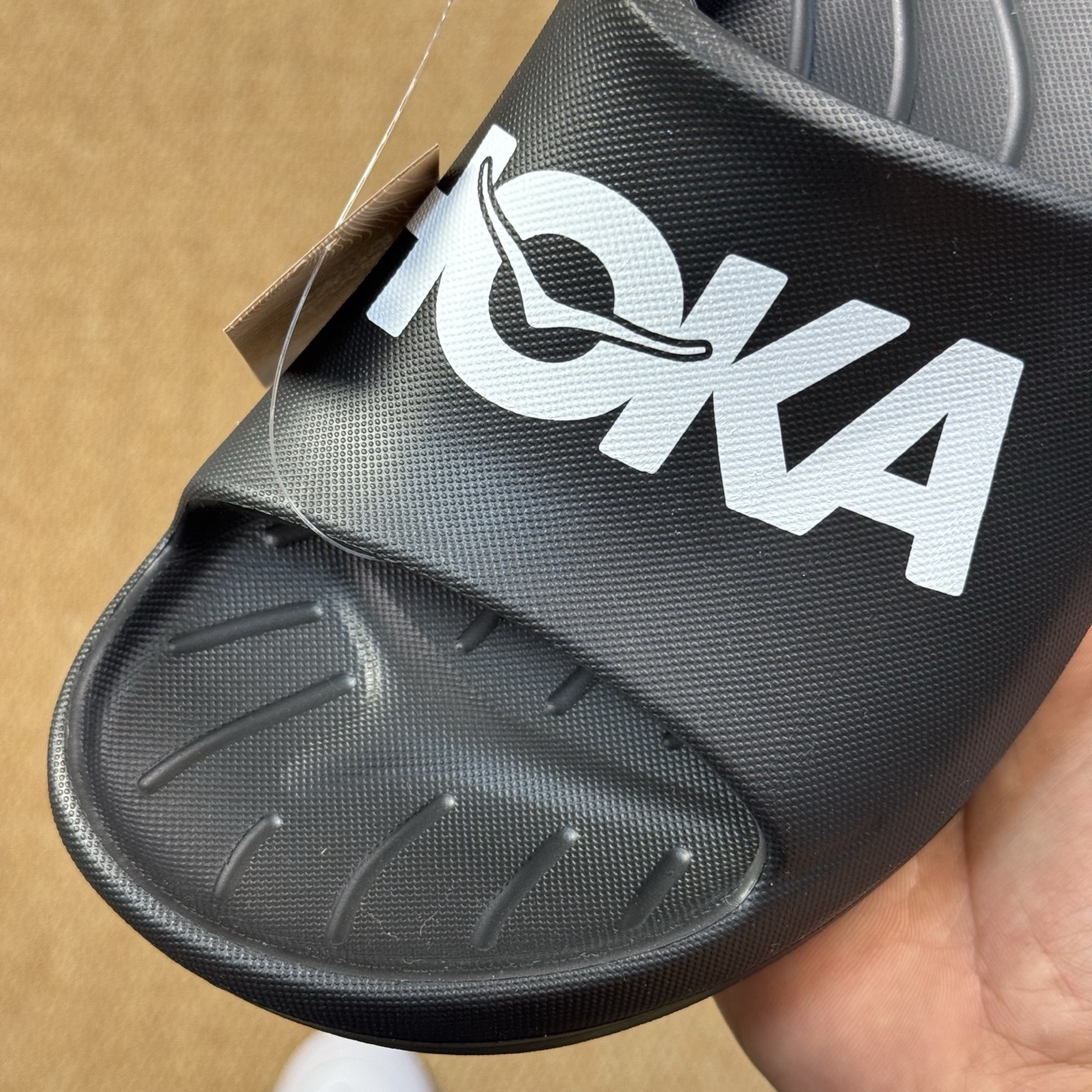  
HOKA ONE ONE 一字拖鞋3色
莞产裸包，品质极品无毛边！
尺码35-45