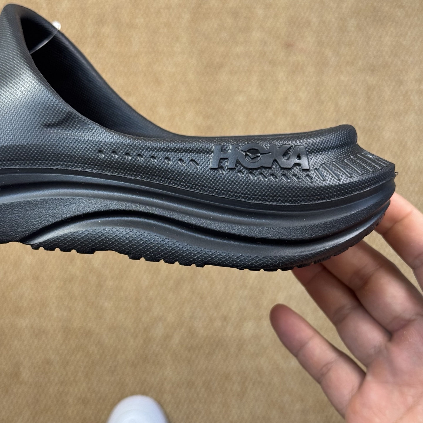  
HOKA ONE ONE 一字拖鞋3色
莞产裸包，品质极品无毛边！
尺码35-45