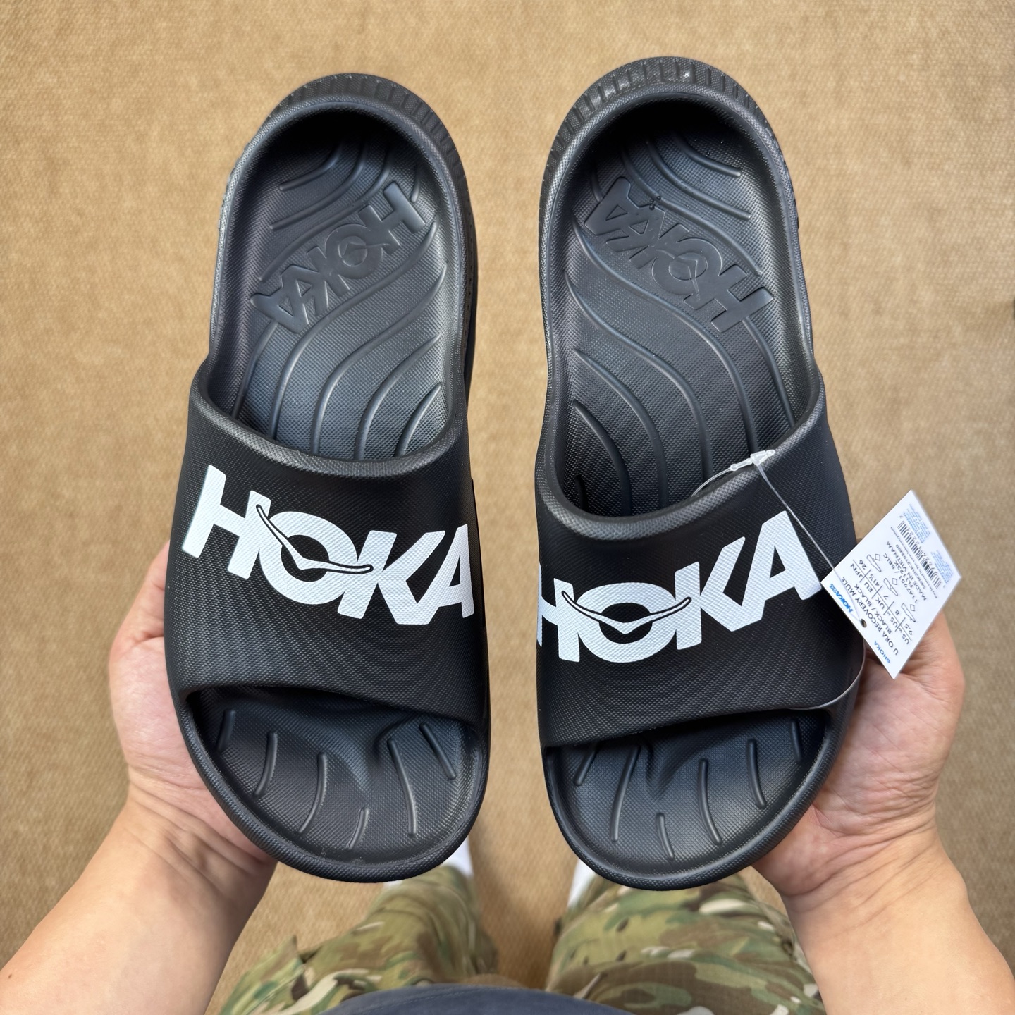  
HOKA ONE ONE 一字拖鞋3色
莞产裸包，品质极品无毛边！
尺码35-45