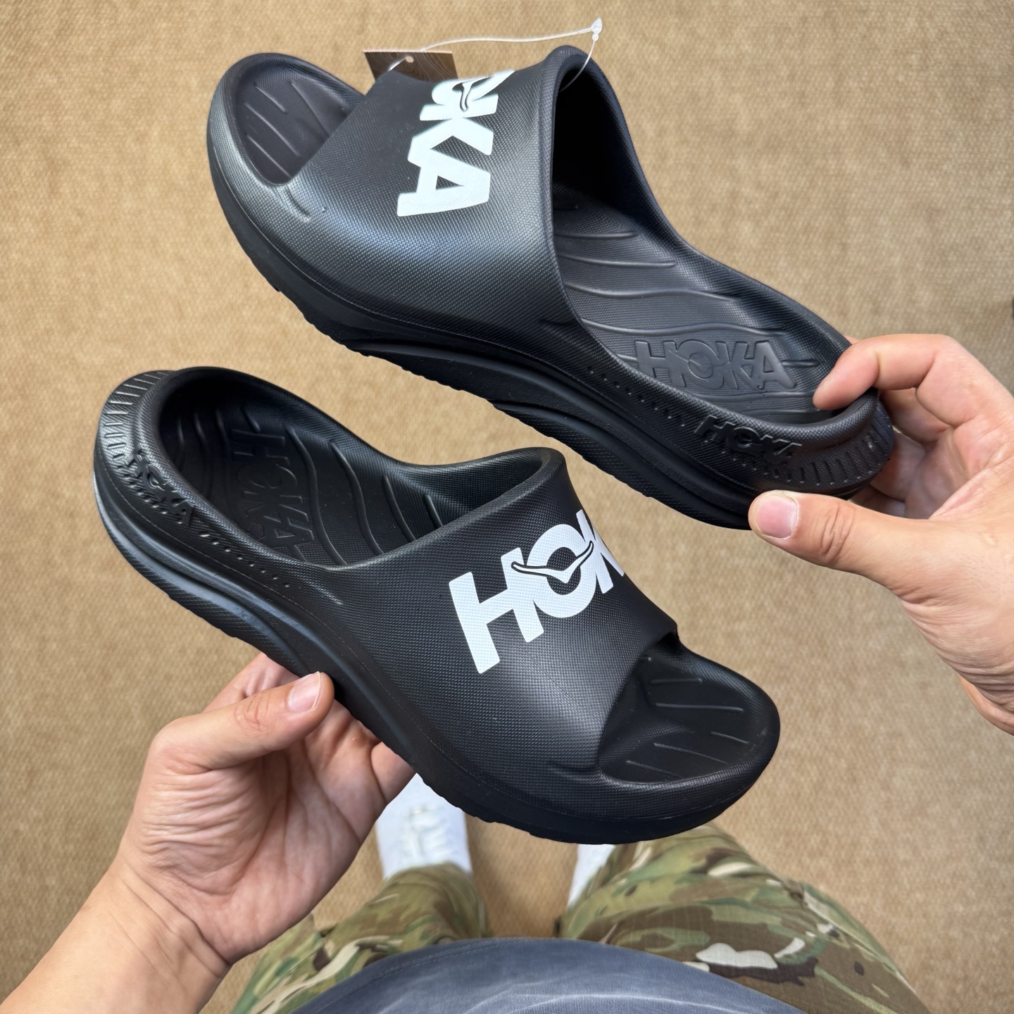  
HOKA ONE ONE 一字拖鞋3色
莞产裸包，品质极品无毛边！
尺码35-45