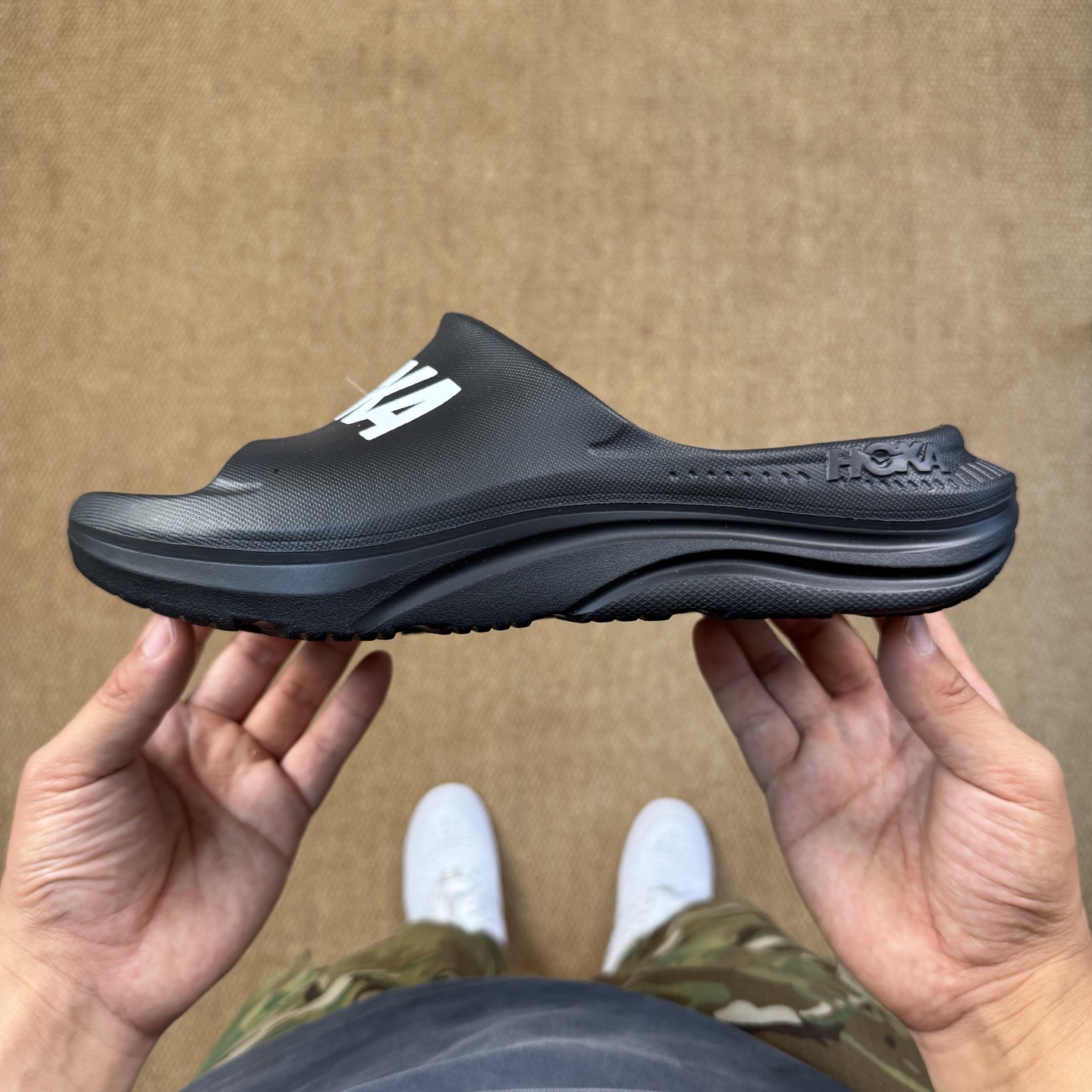  
HOKA ONE ONE 一字拖鞋3色
莞产裸包，品质极品无毛边！
尺码35-45
