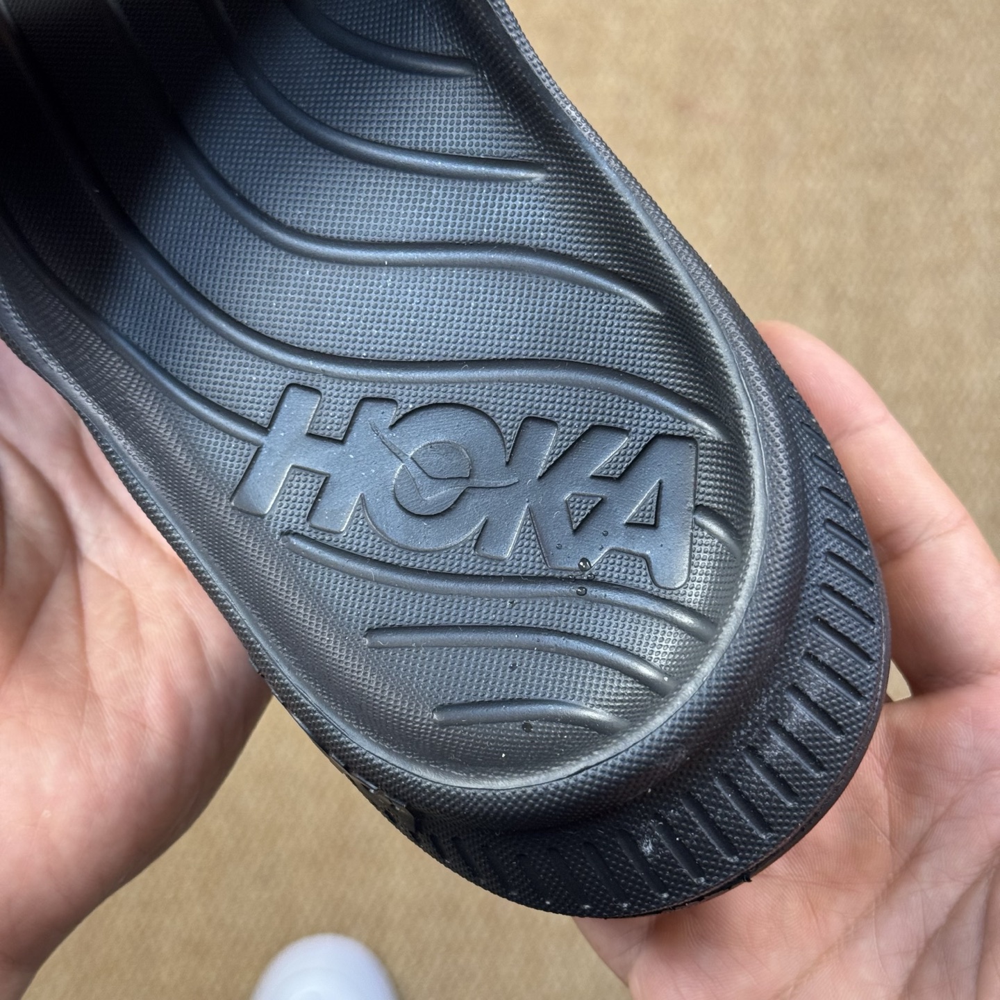  
HOKA ONE ONE 一字拖鞋3色
莞产裸包，品质极品无毛边！
尺码35-45