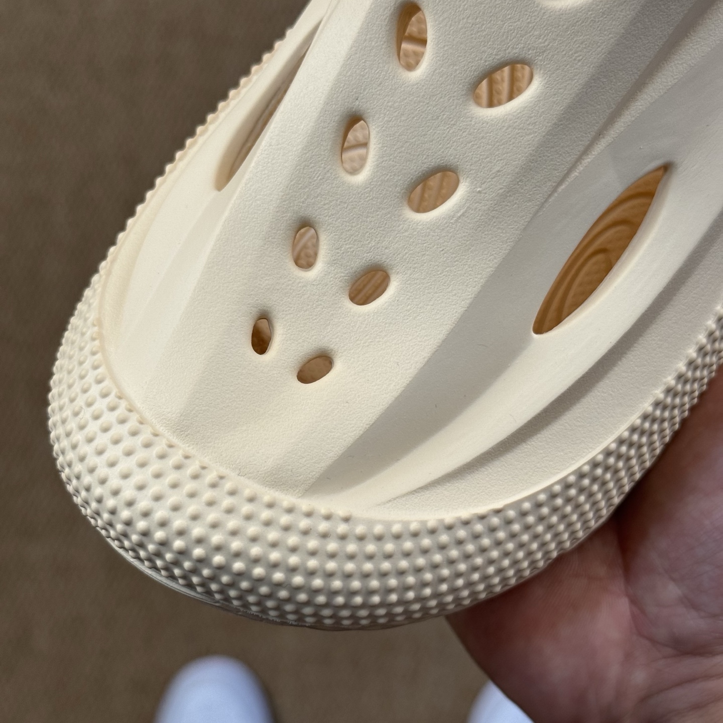  
HOKA ONE ONE 洞洞鞋4色！
莞产裸包，品质极品无毛边！
尺码35-45