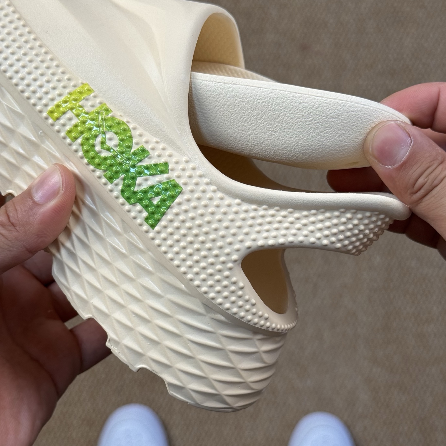  
HOKA ONE ONE 洞洞鞋4色！
莞产裸包，品质极品无毛边！
尺码35-45