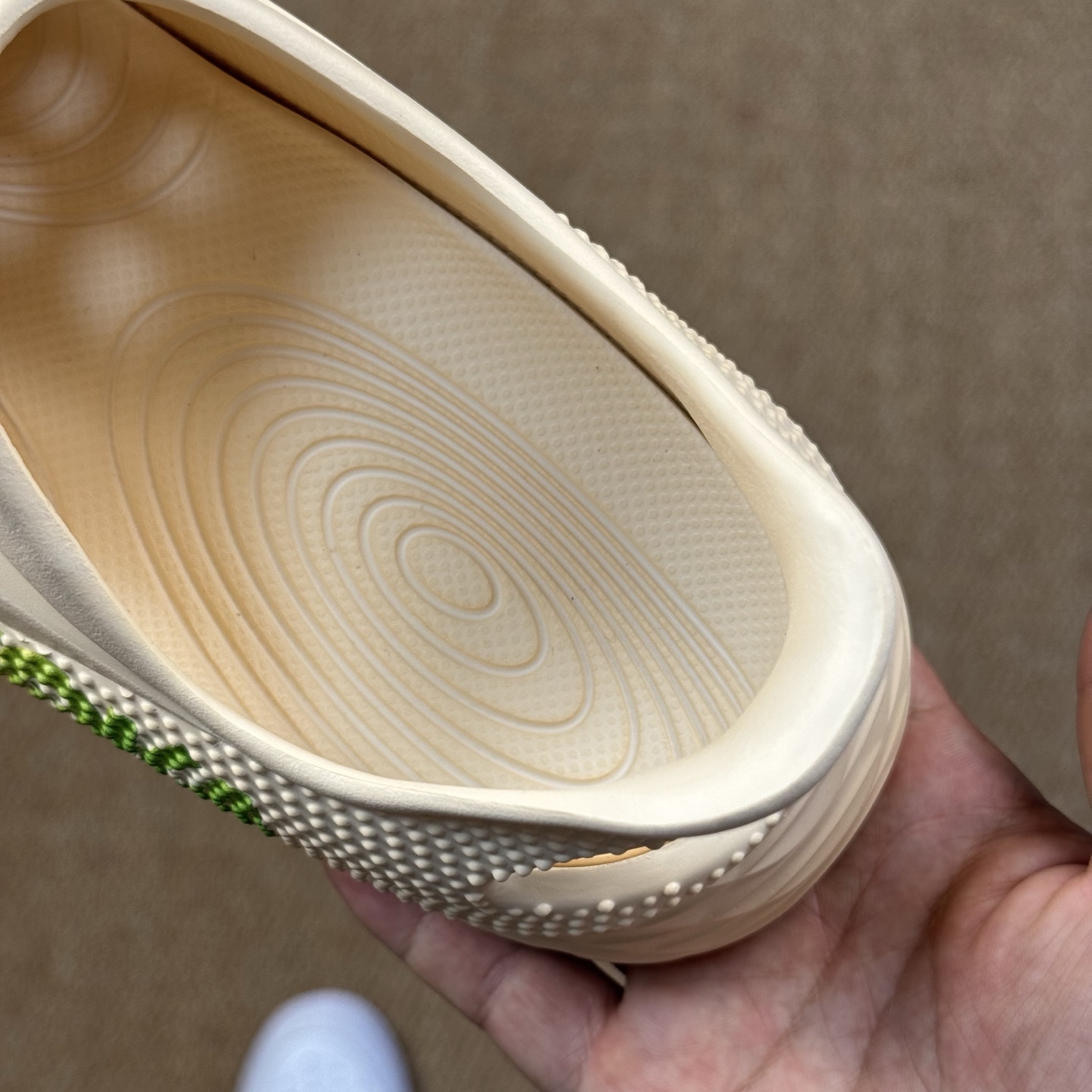  
HOKA ONE ONE 洞洞鞋4色！
莞产裸包，品质极品无毛边！
尺码35-45
