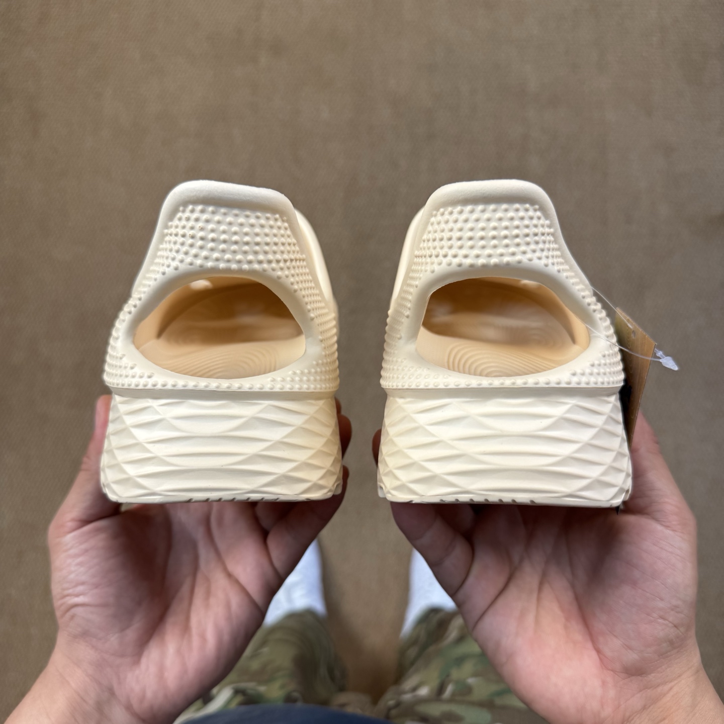  
HOKA ONE ONE 洞洞鞋4色！
莞产裸包，品质极品无毛边！
尺码35-45