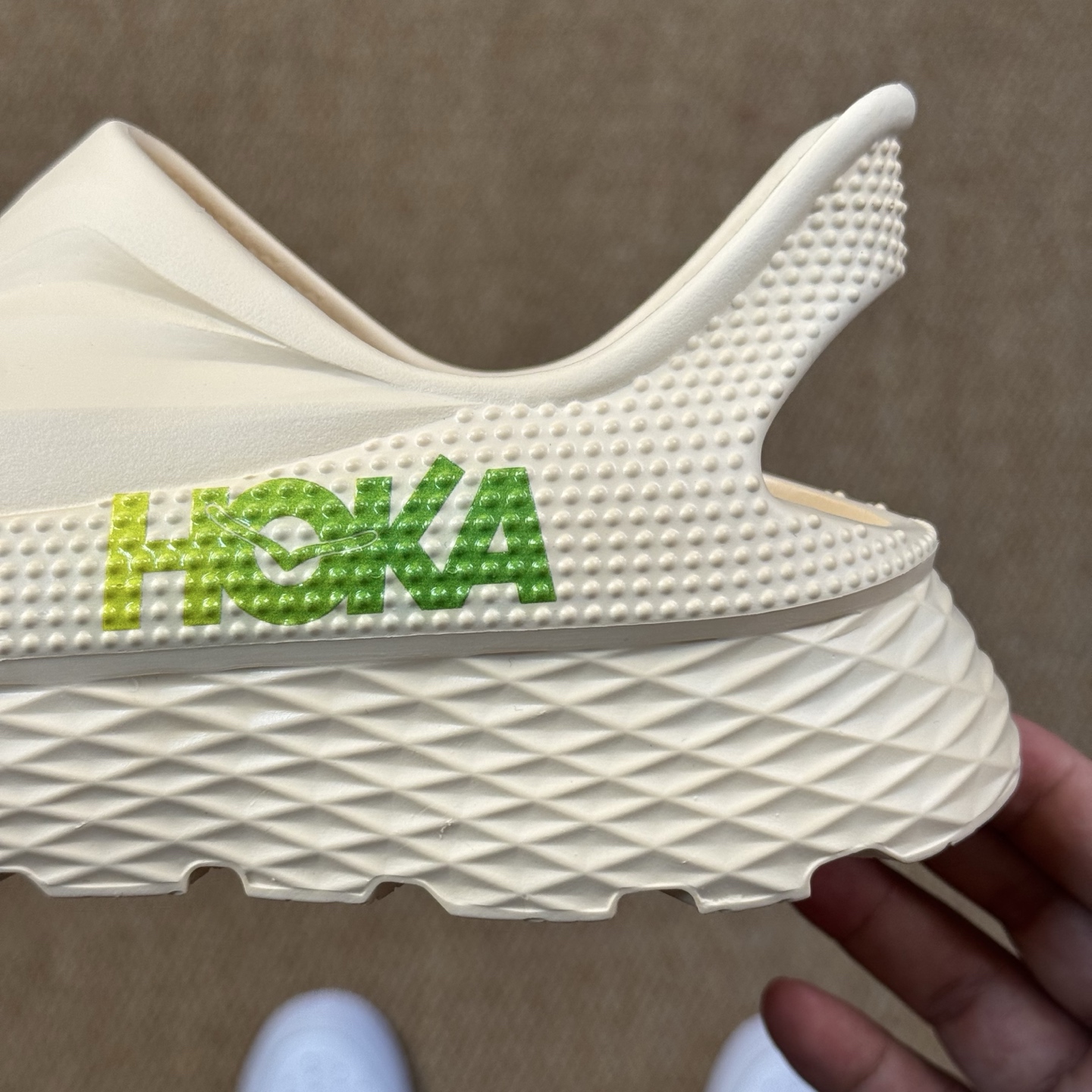  
HOKA ONE ONE 洞洞鞋4色！
莞产裸包，品质极品无毛边！
尺码35-45