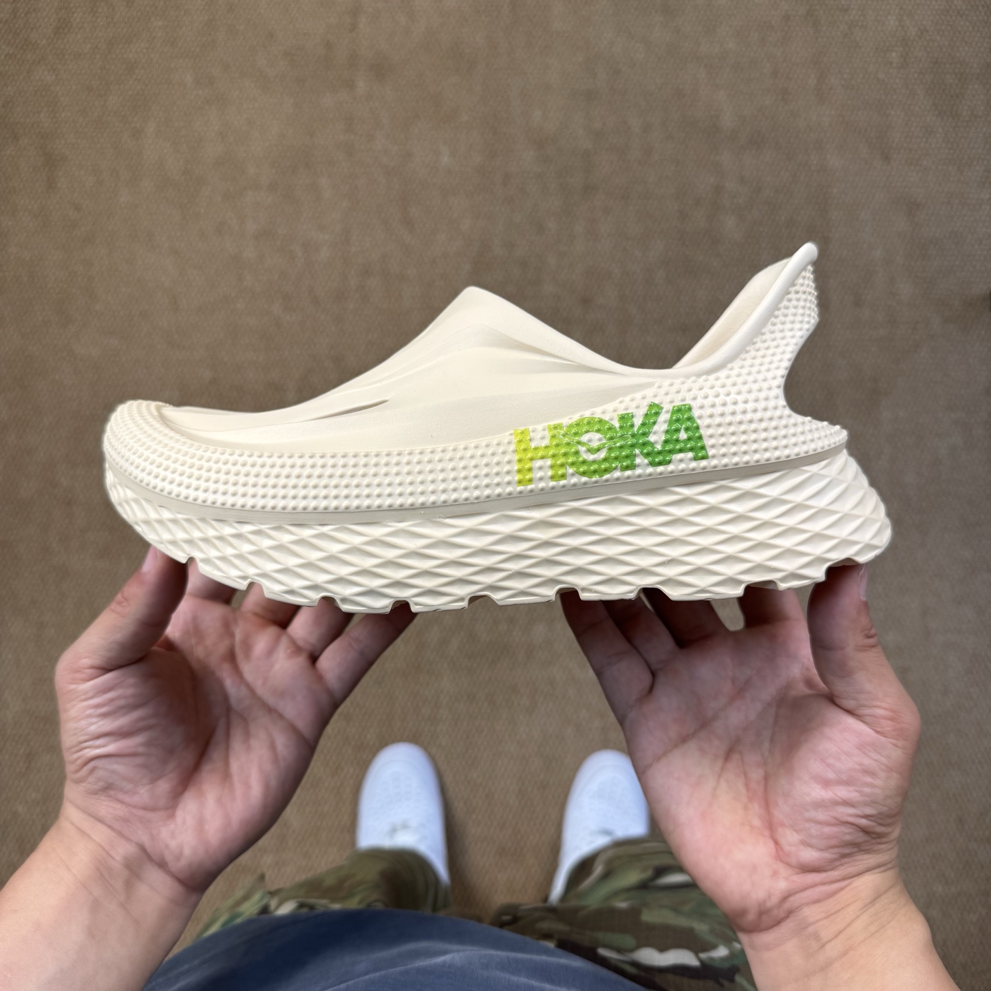 
HOKA ONE ONE 洞洞鞋4色！
莞产裸包，品质极品无毛边！
尺码35-45