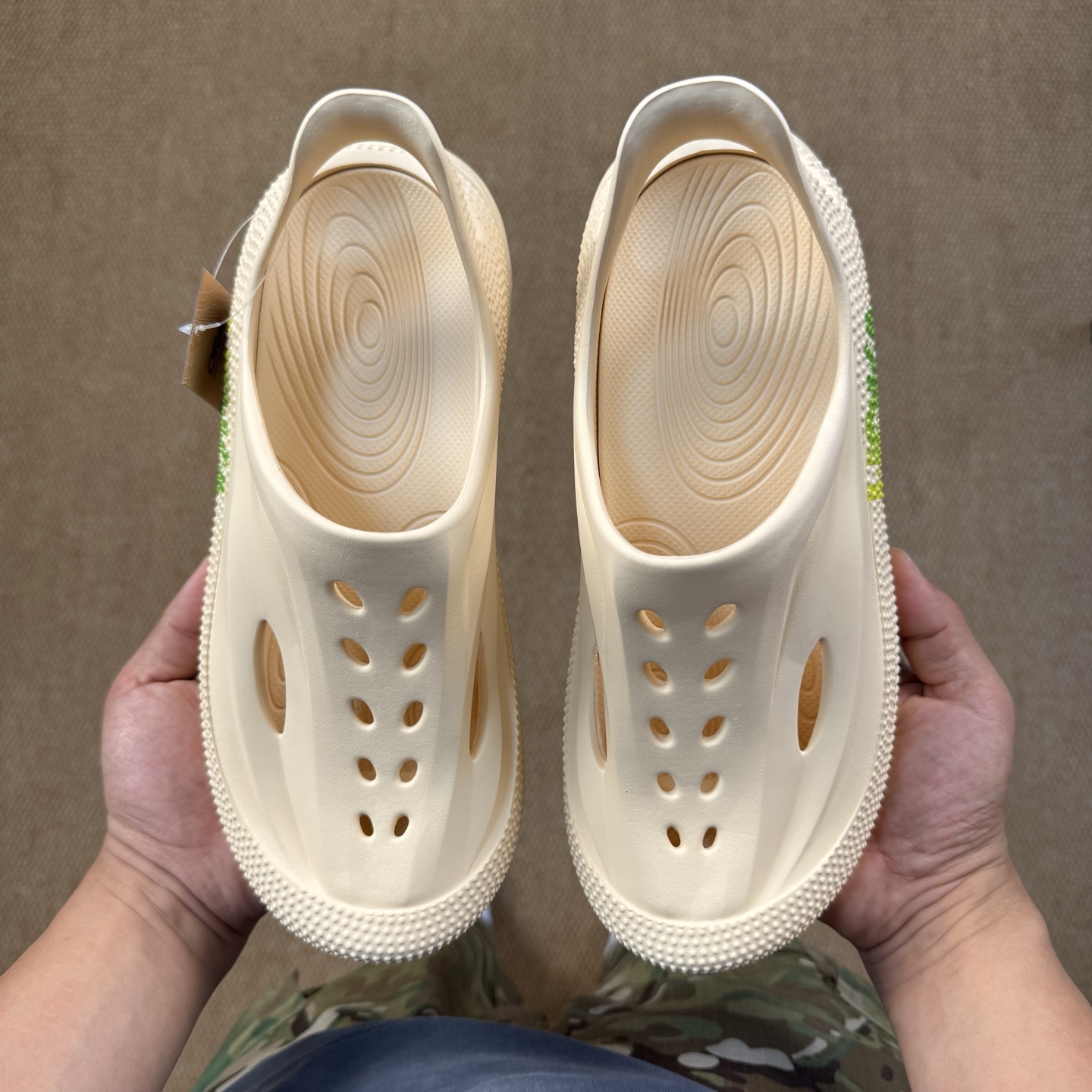  
HOKA ONE ONE 洞洞鞋4色！
莞产裸包，品质极品无毛边！
尺码35-45