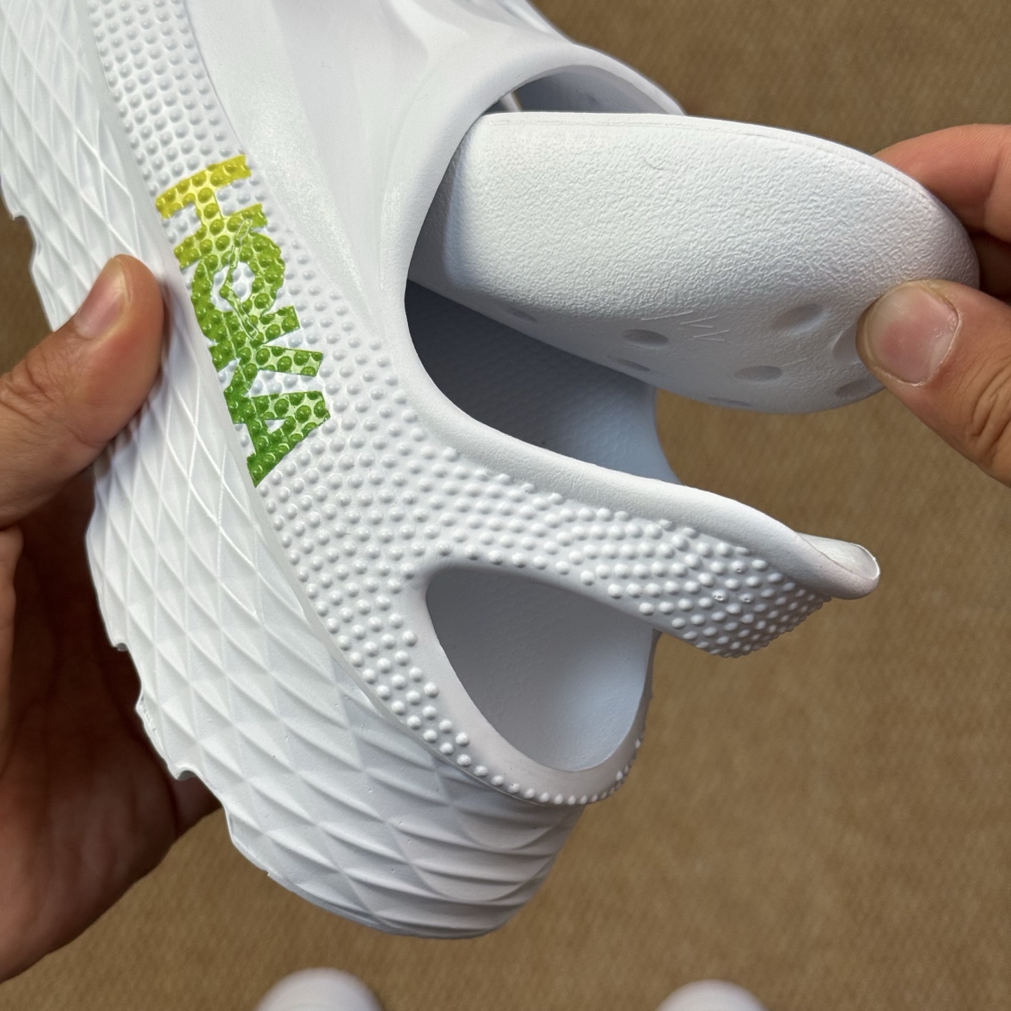  
HOKA ONE ONE 洞洞鞋4色！
莞产裸包，品质极品无毛边！
尺码35-45
