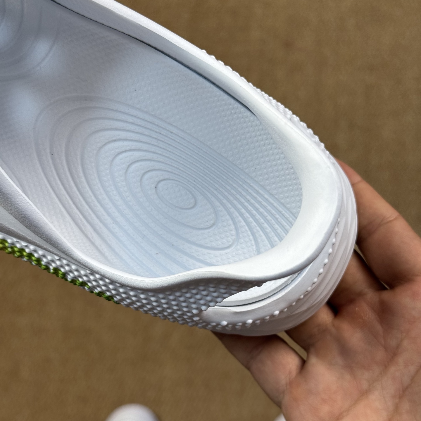  
HOKA ONE ONE 洞洞鞋4色！
莞产裸包，品质极品无毛边！
尺码35-45