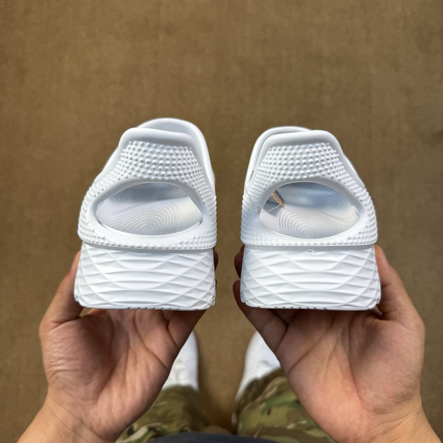 
HOKA ONE ONE 洞洞鞋4色！
莞产裸包，品质极品无毛边！
尺码35-45