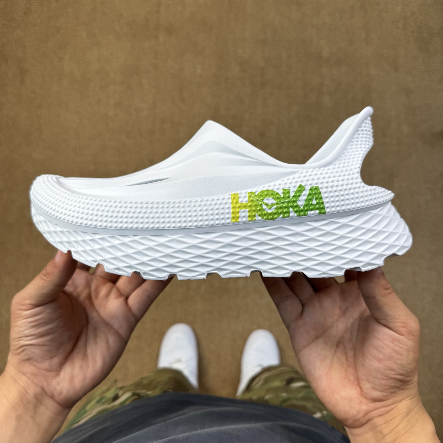  
HOKA ONE ONE 洞洞鞋4色！
莞产裸包，品质极品无毛边！
尺码35-45