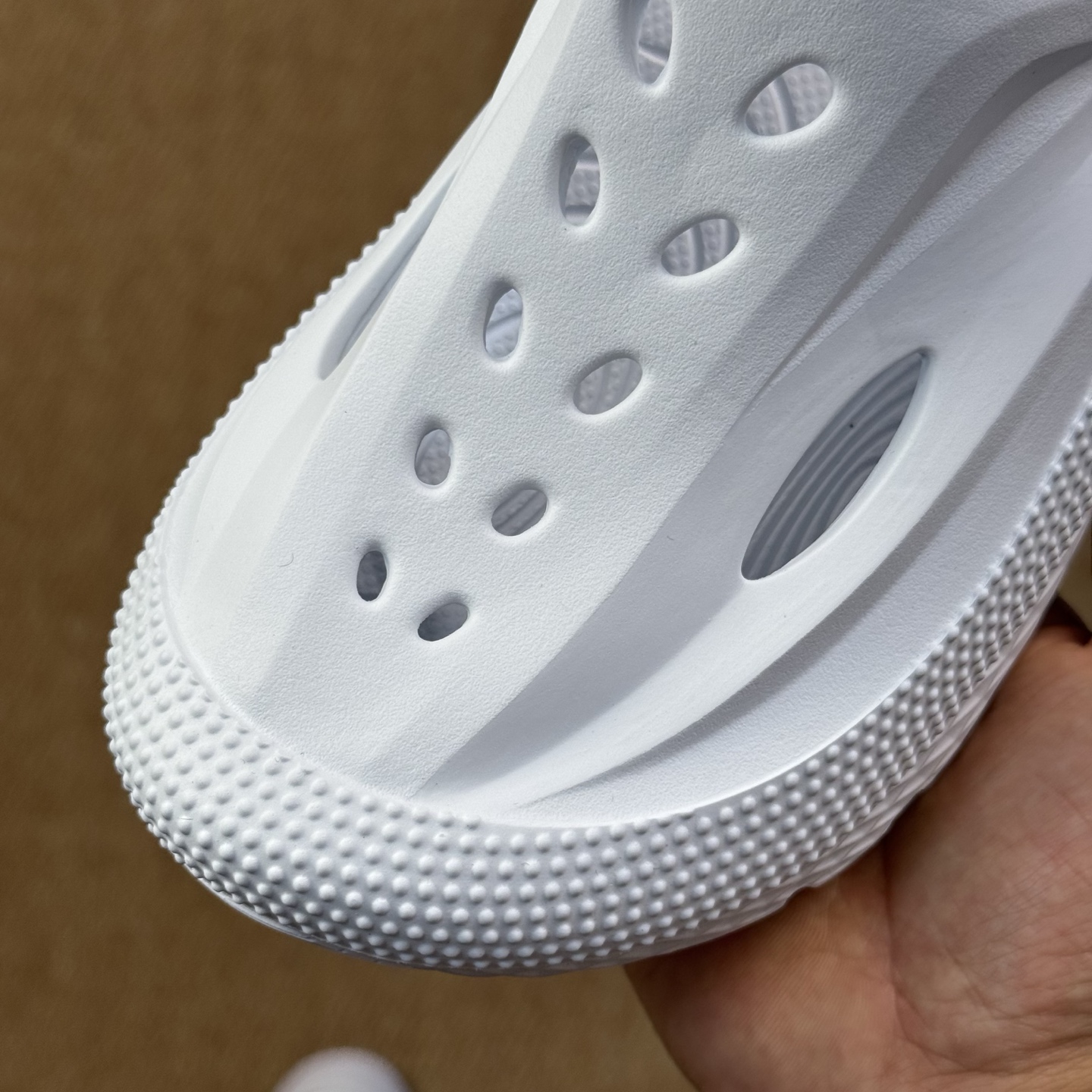  
HOKA ONE ONE 洞洞鞋4色！
莞产裸包，品质极品无毛边！
尺码35-45