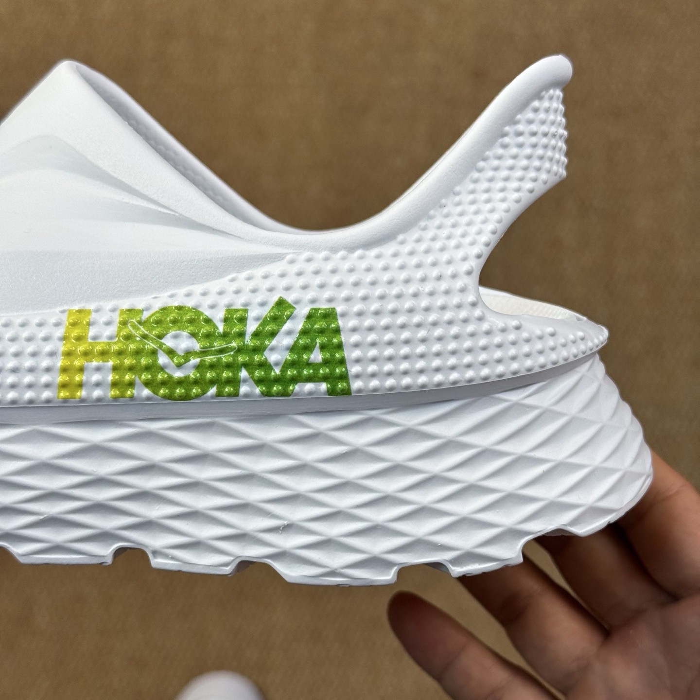  
HOKA ONE ONE 洞洞鞋4色！
莞产裸包，品质极品无毛边！
尺码35-45