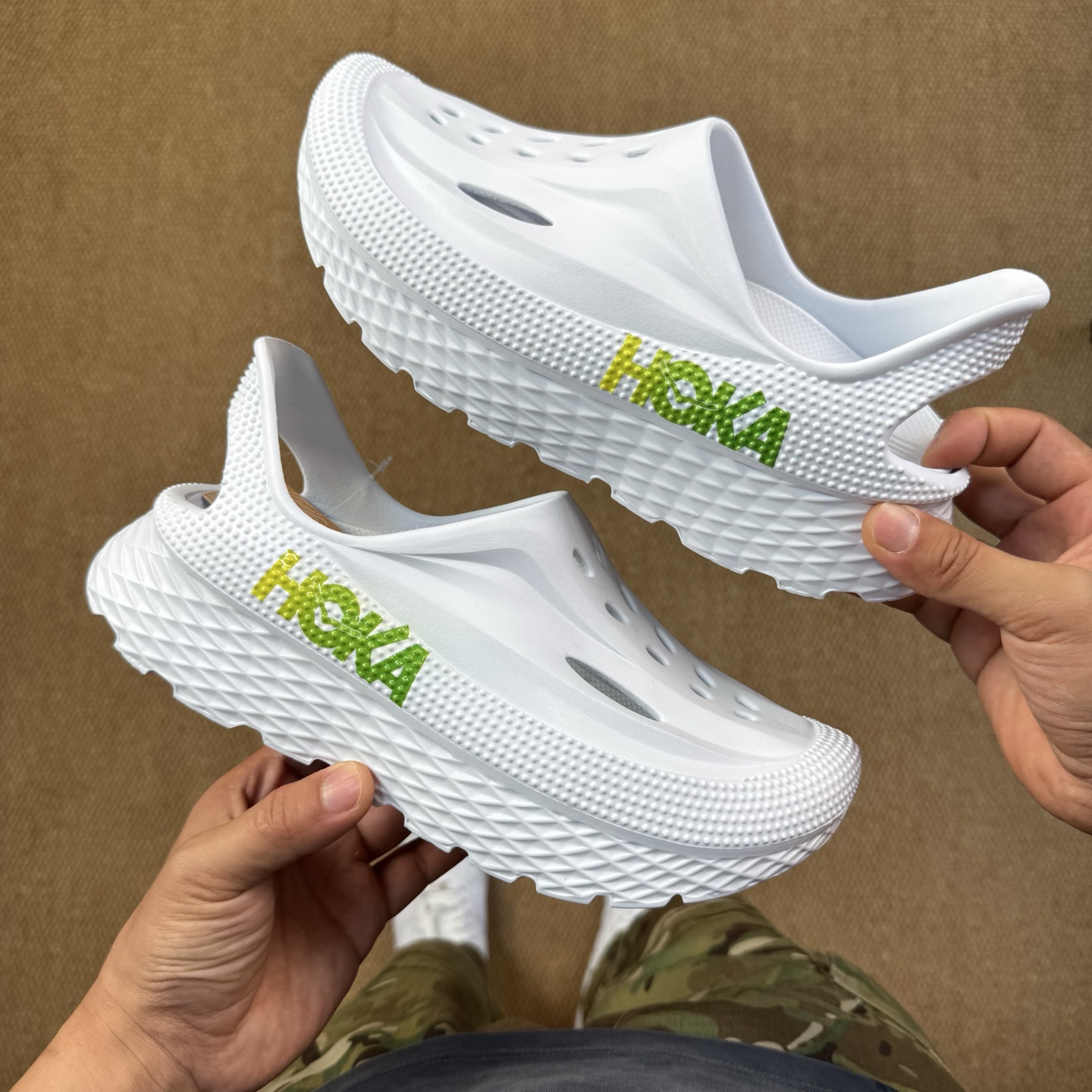 
HOKA ONE ONE 洞洞鞋4色！
莞产裸包，品质极品无毛边！
尺码35-45