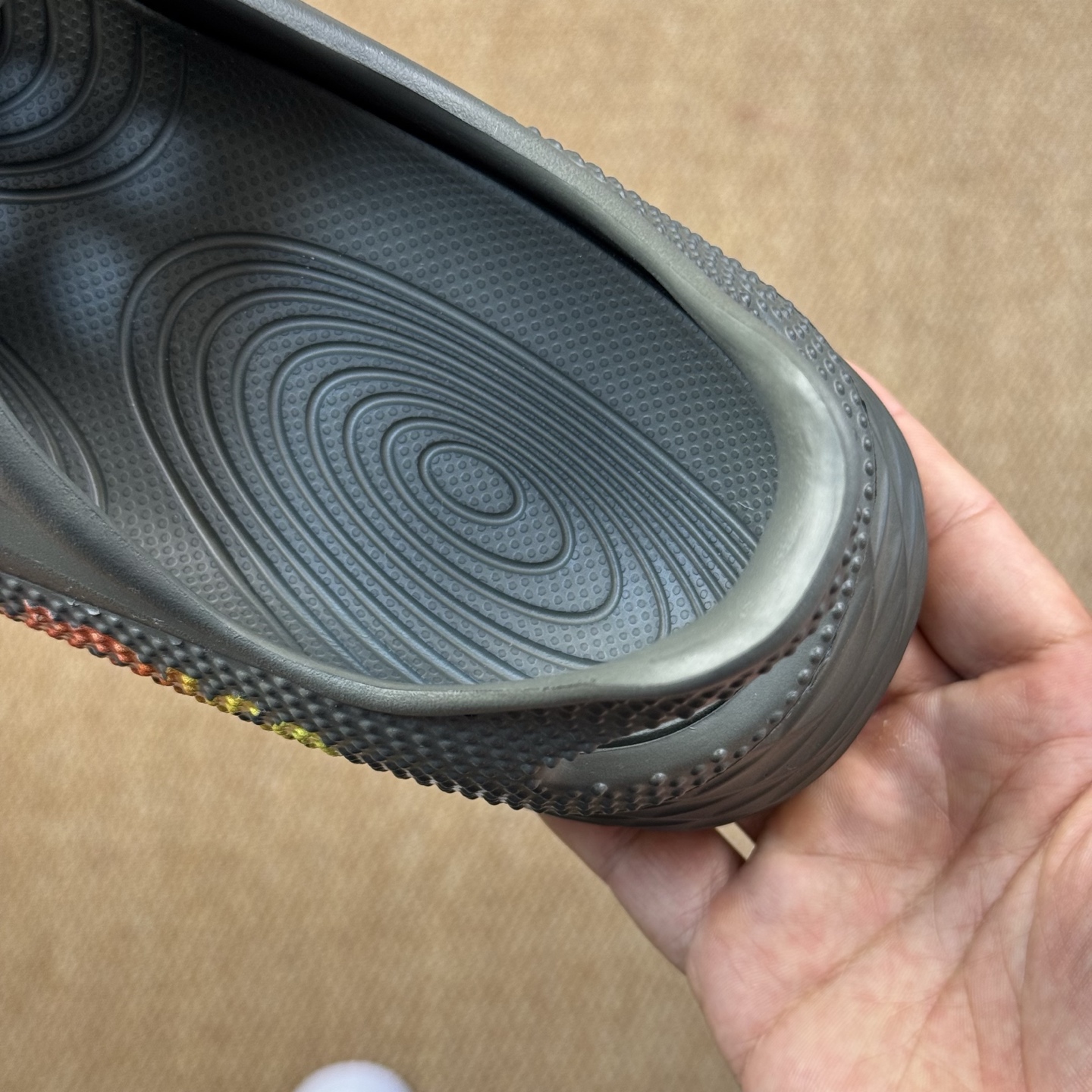  
HOKA ONE ONE 洞洞鞋4色！
莞产裸包，品质极品无毛边！
尺码35-45